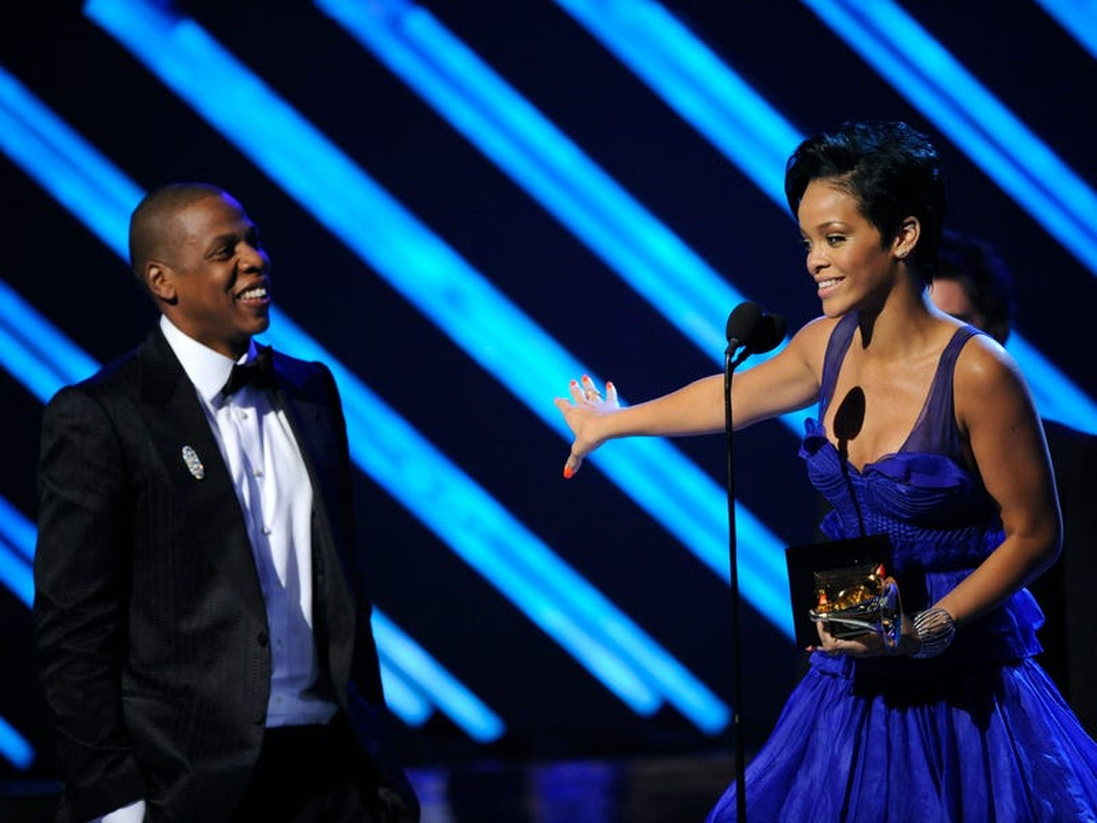 Rihanna y Jay Z aceptaron un Grammy por 'Umbrella' en 2008.