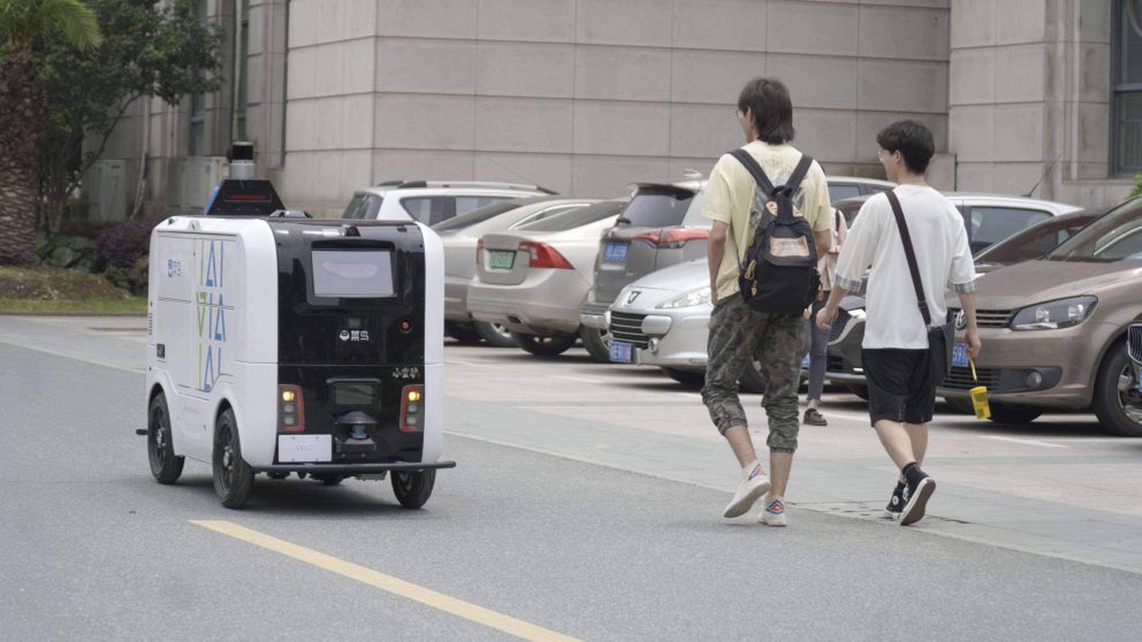 Un robot de la compañía en acción entregando paquetes en un campus universitario de Wuhan, China.