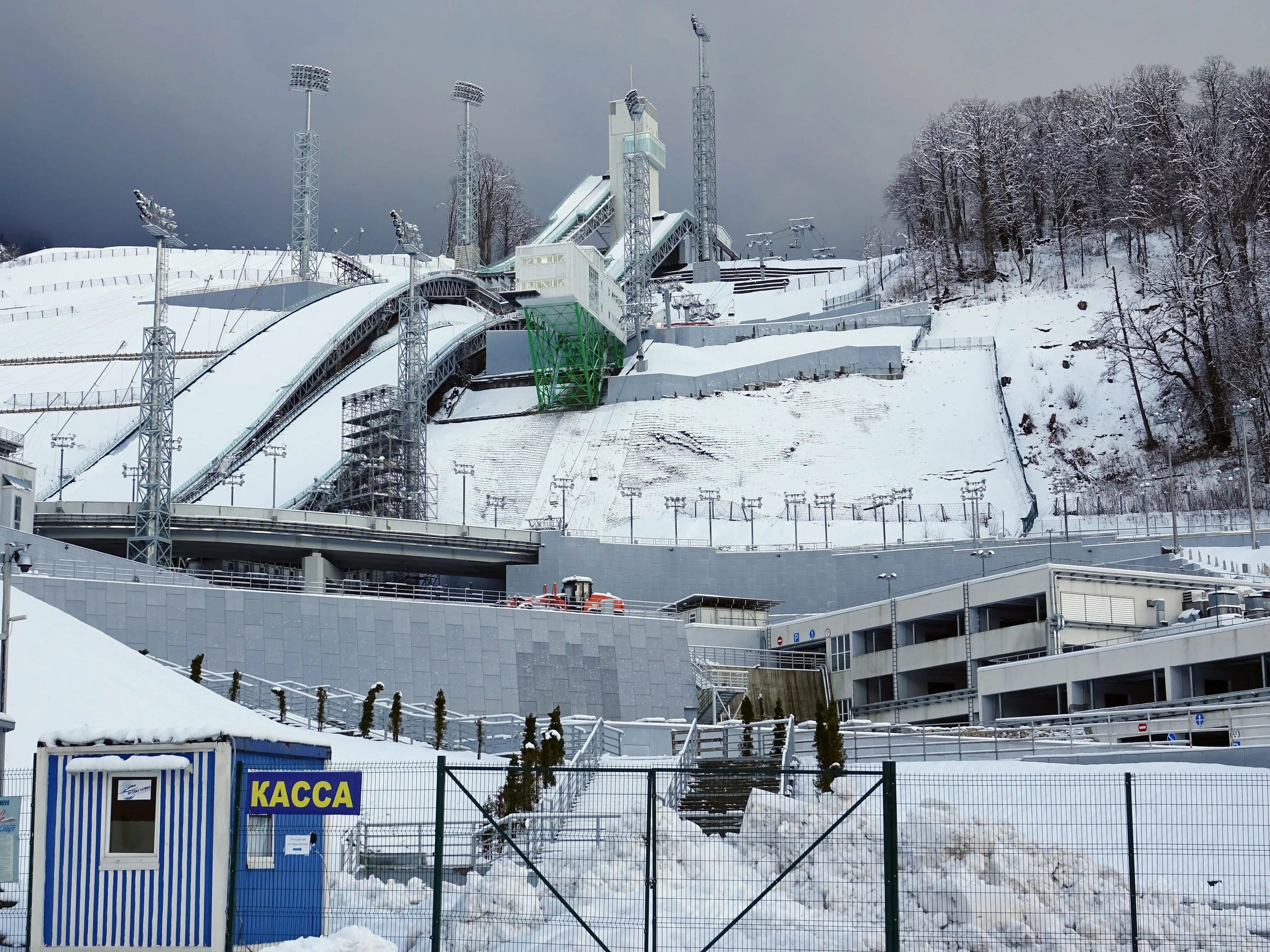 Vista de los saltos de esquí de los Juegos Olímpicos de Invierno de 2014 en Sochi, Rusia, el 31 de enero de 2018.