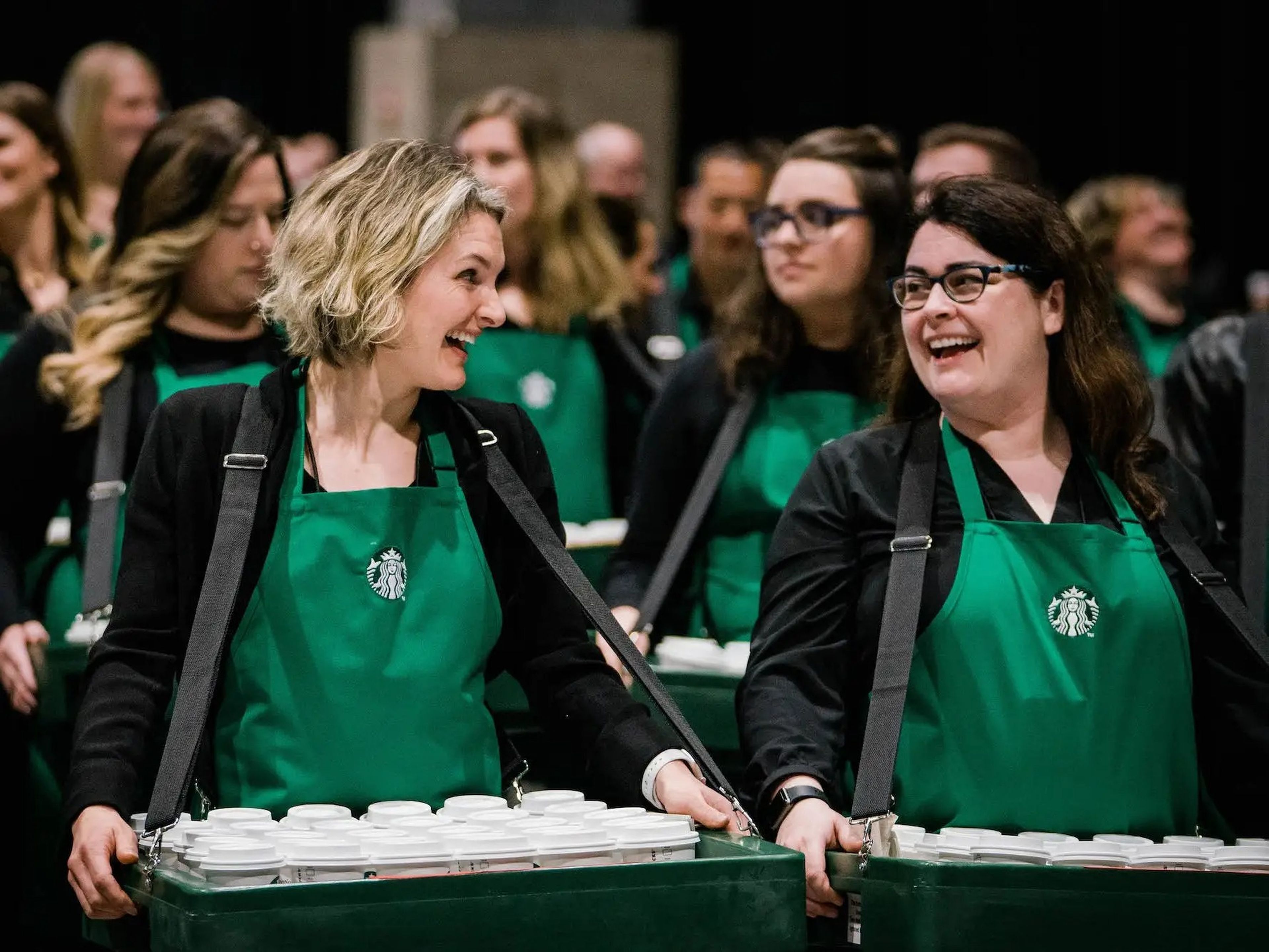 Los trabajadores de Starbucks en fila en la junta de accionistas de 2019.