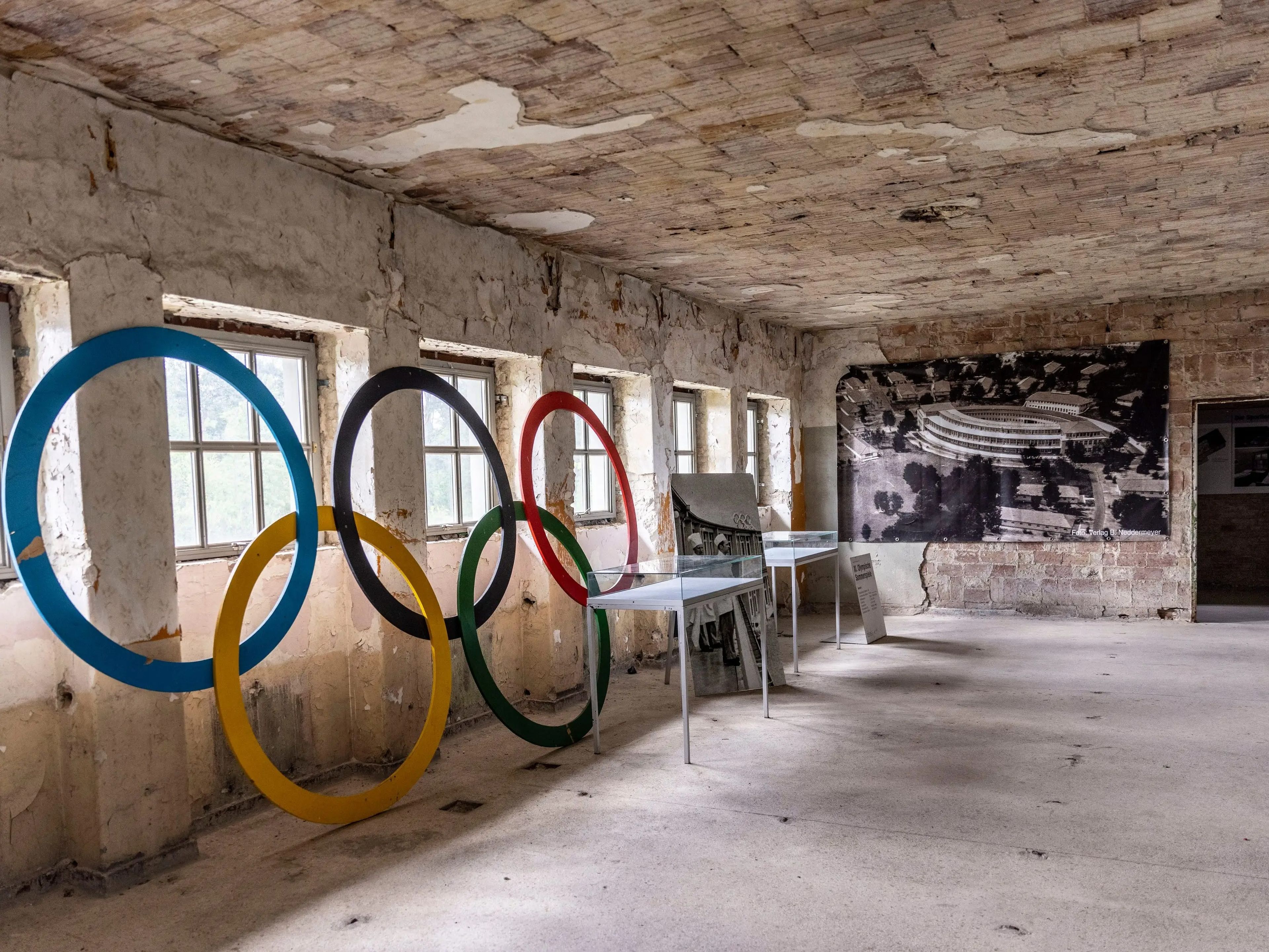 Un conjunto de anillos olímpicos en una antigua sala de natación abandonada en el sitio de la Villa Olímpica de Berlín de 1936 el 17 de mayo de 2021 en Elstal, Alemania.