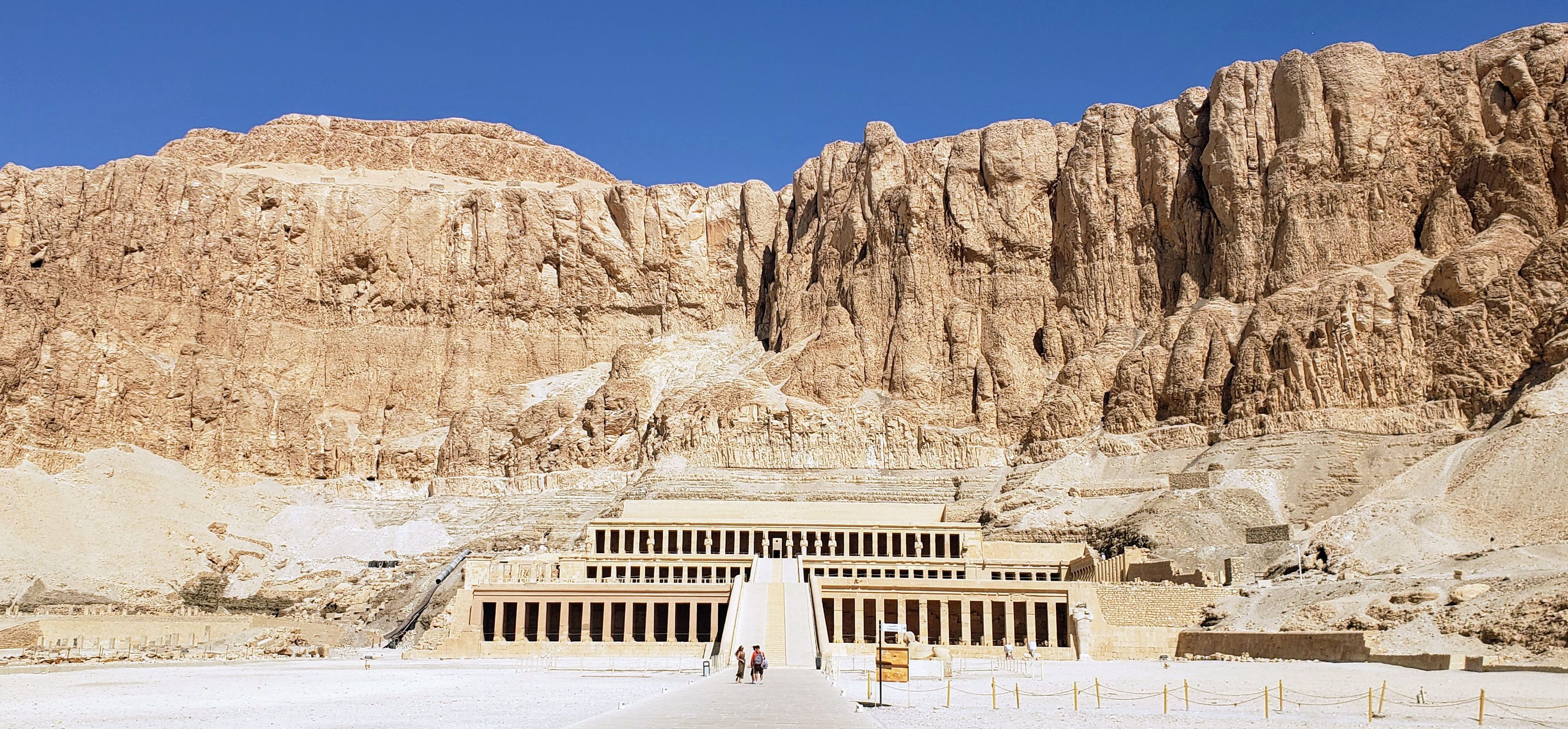 El fabuloso templo de Hatshepsut, construido en la montañña, y dedicado a la Reina-Faraón de le da su nombre, ubicado junto al Valle de los Reyes.
