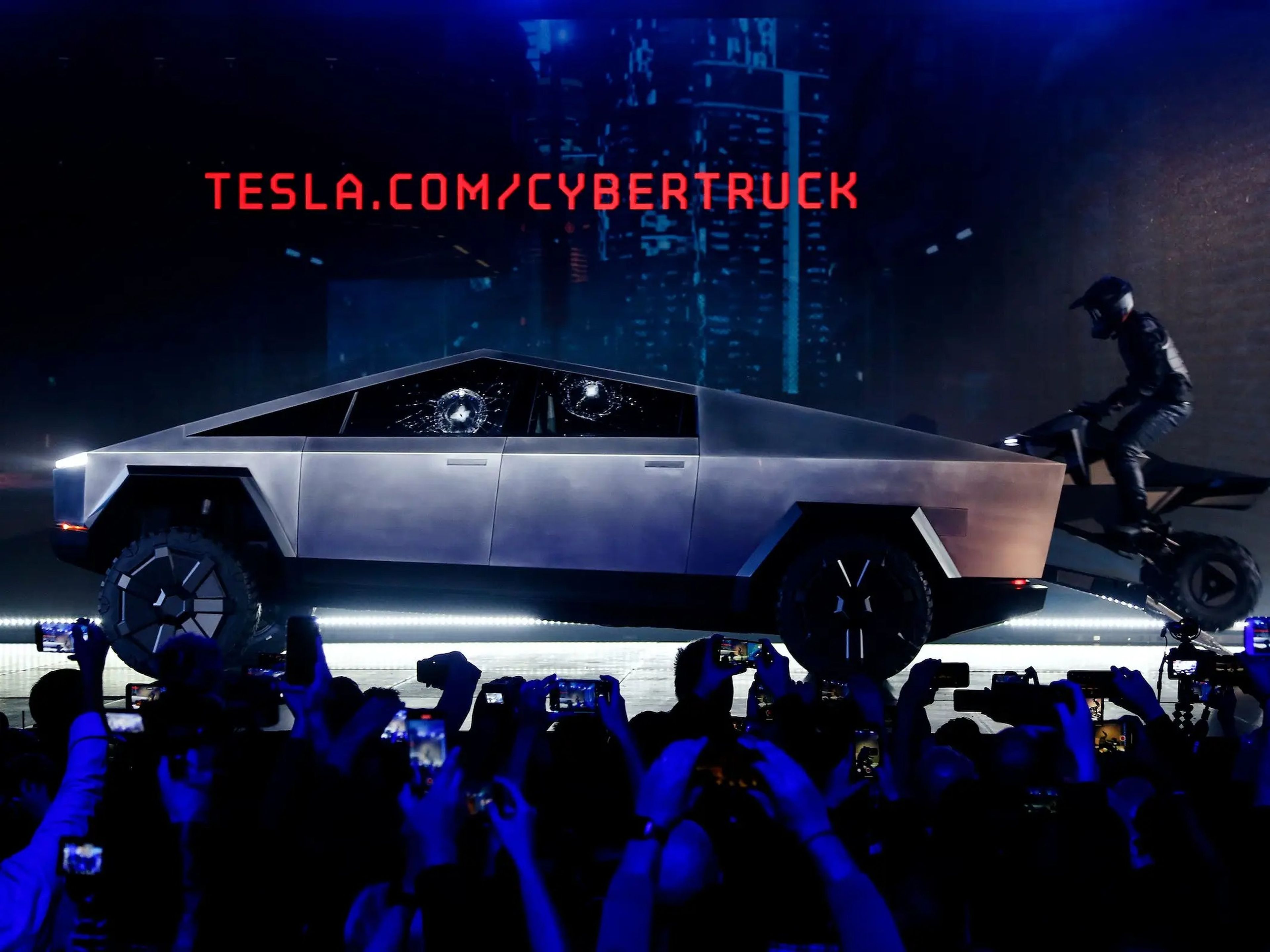 Tesla Cybertruck y Cybersquad.