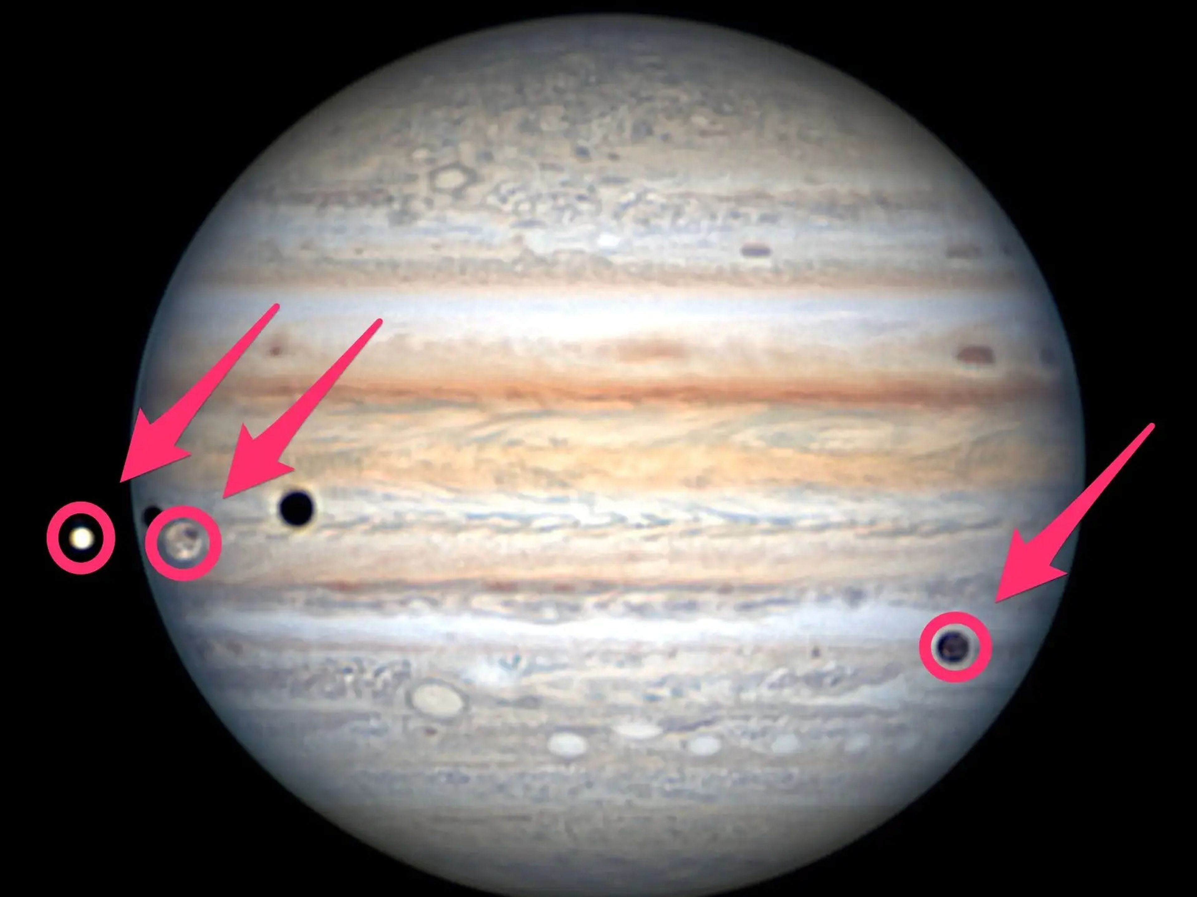 De izquierda a derecha: Europa, Ganímedes y Calisto cruzan frente a Júpiter, el 15 de agosto de 2021.