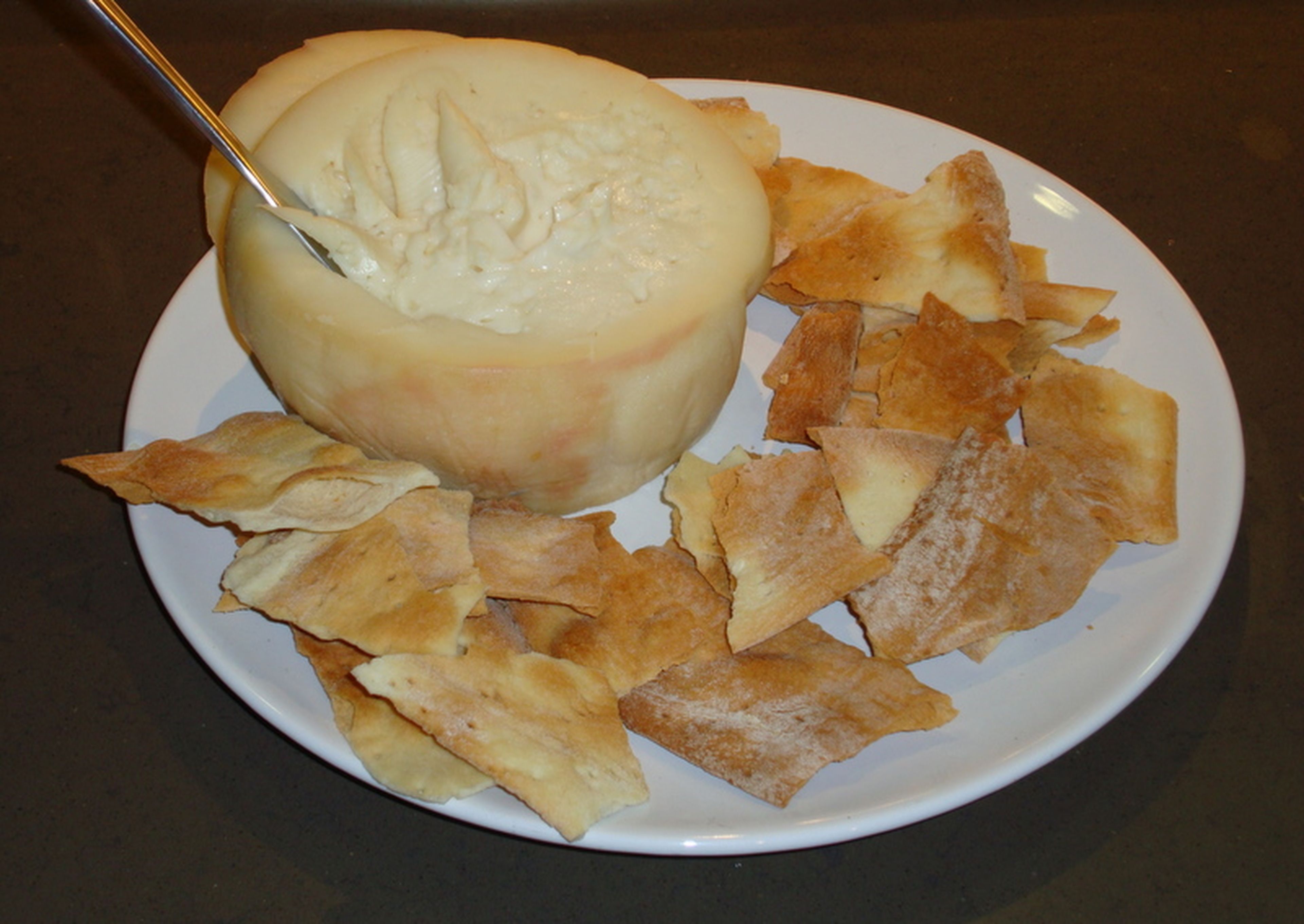 Torta del Casar, queso con Denominación de Origen que se elabora con leche cruda de oveja entrefina al norte de la Sierra de San Pedro en Cáceres.