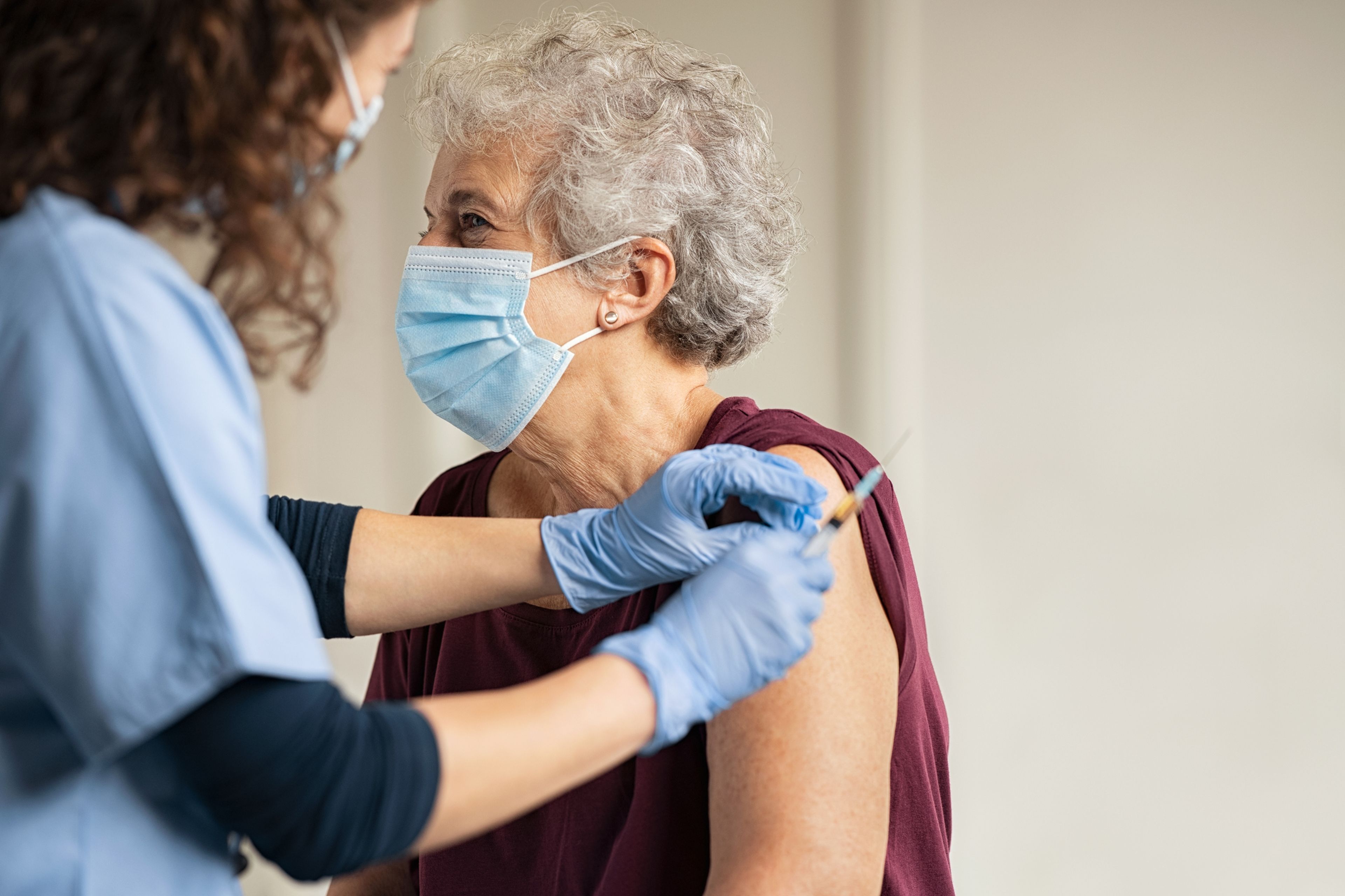 Una mujer recibe una dosis de la vacuna del COVID-19 en España.