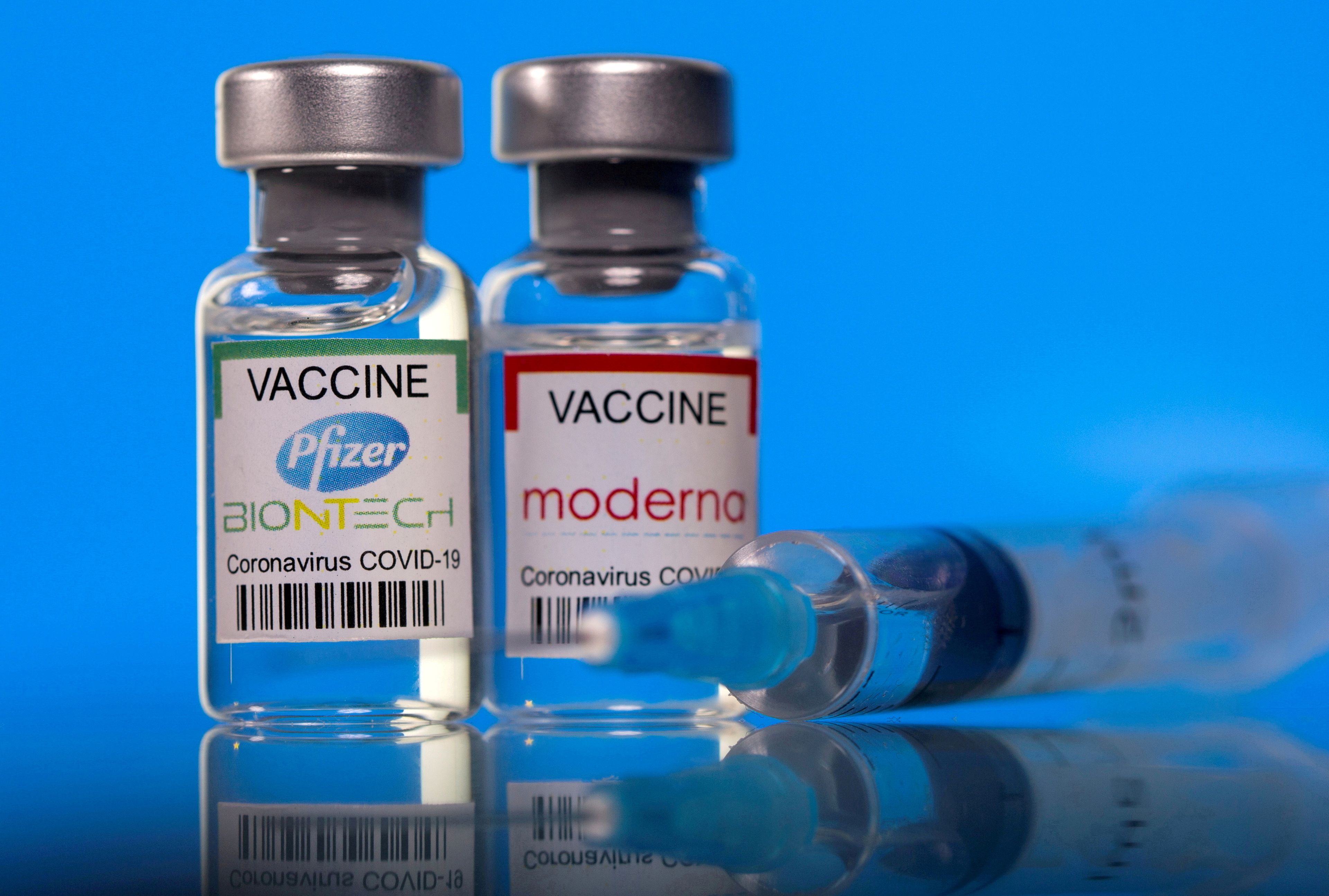 Viales de las vacunas de Pfizer y Moderna