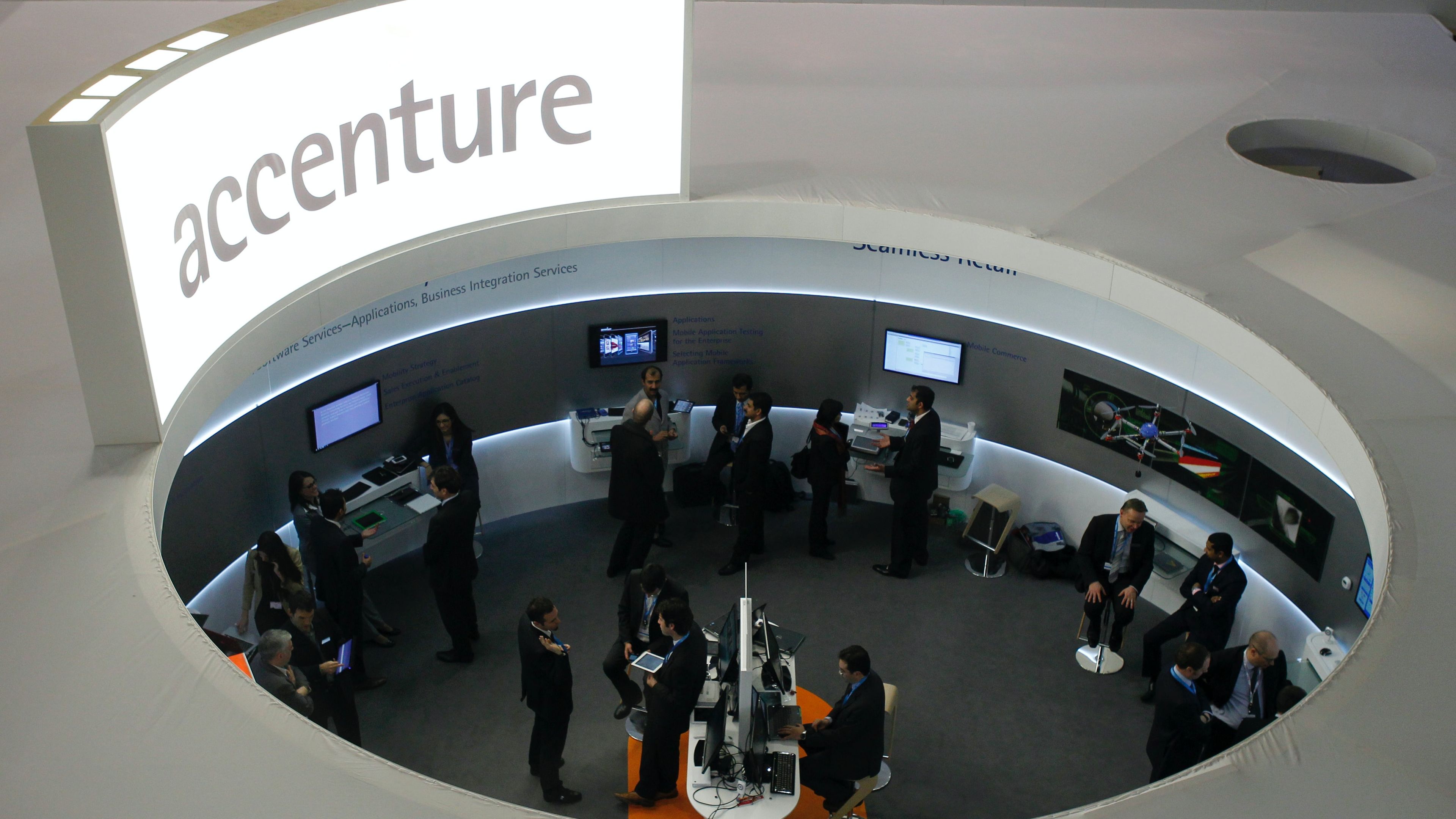 Visitantes al stand de Accenture en el MWC de 2013.