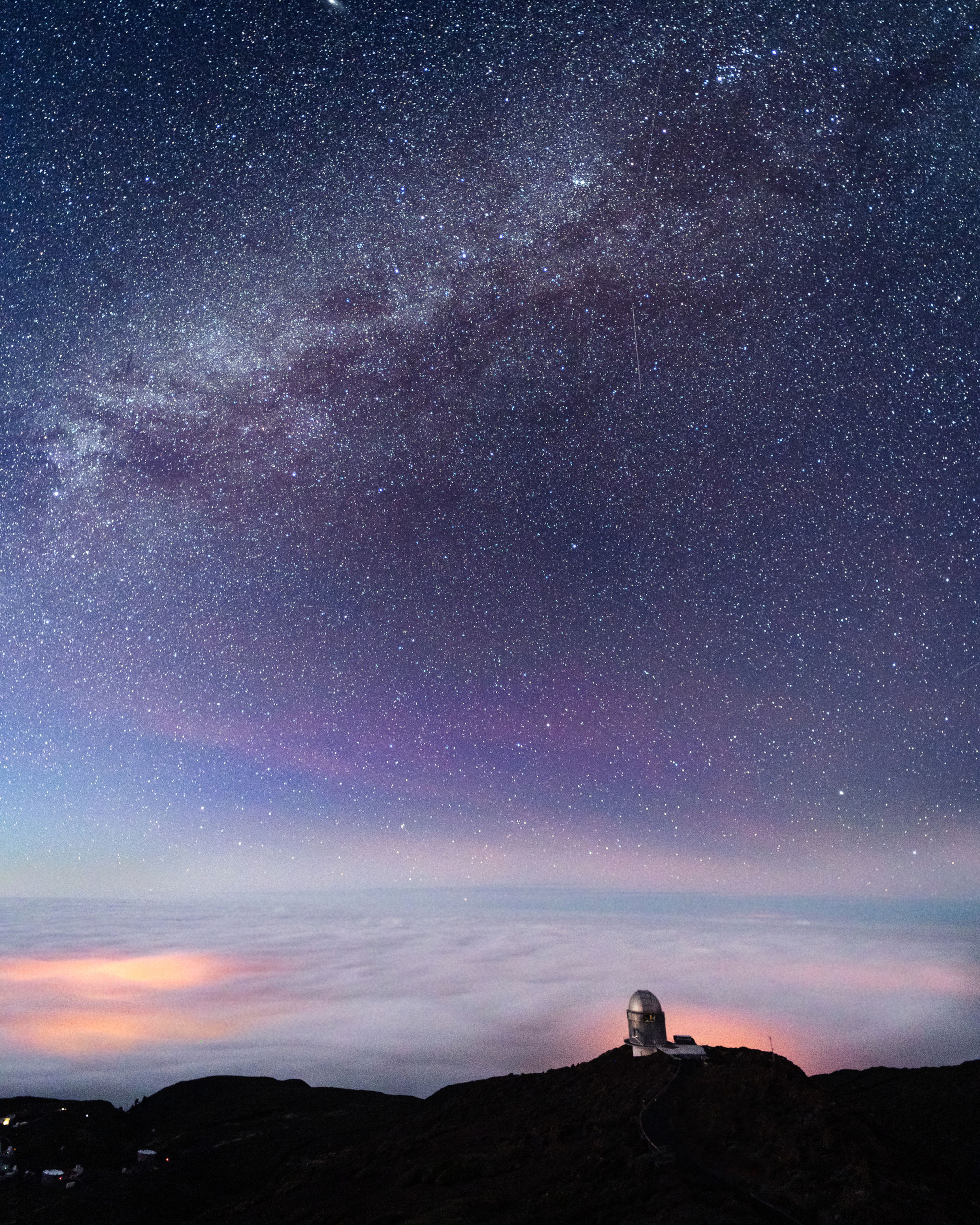 Cielo estrellado con el Observatorio de las Cañadas de fondon, Tenerife.