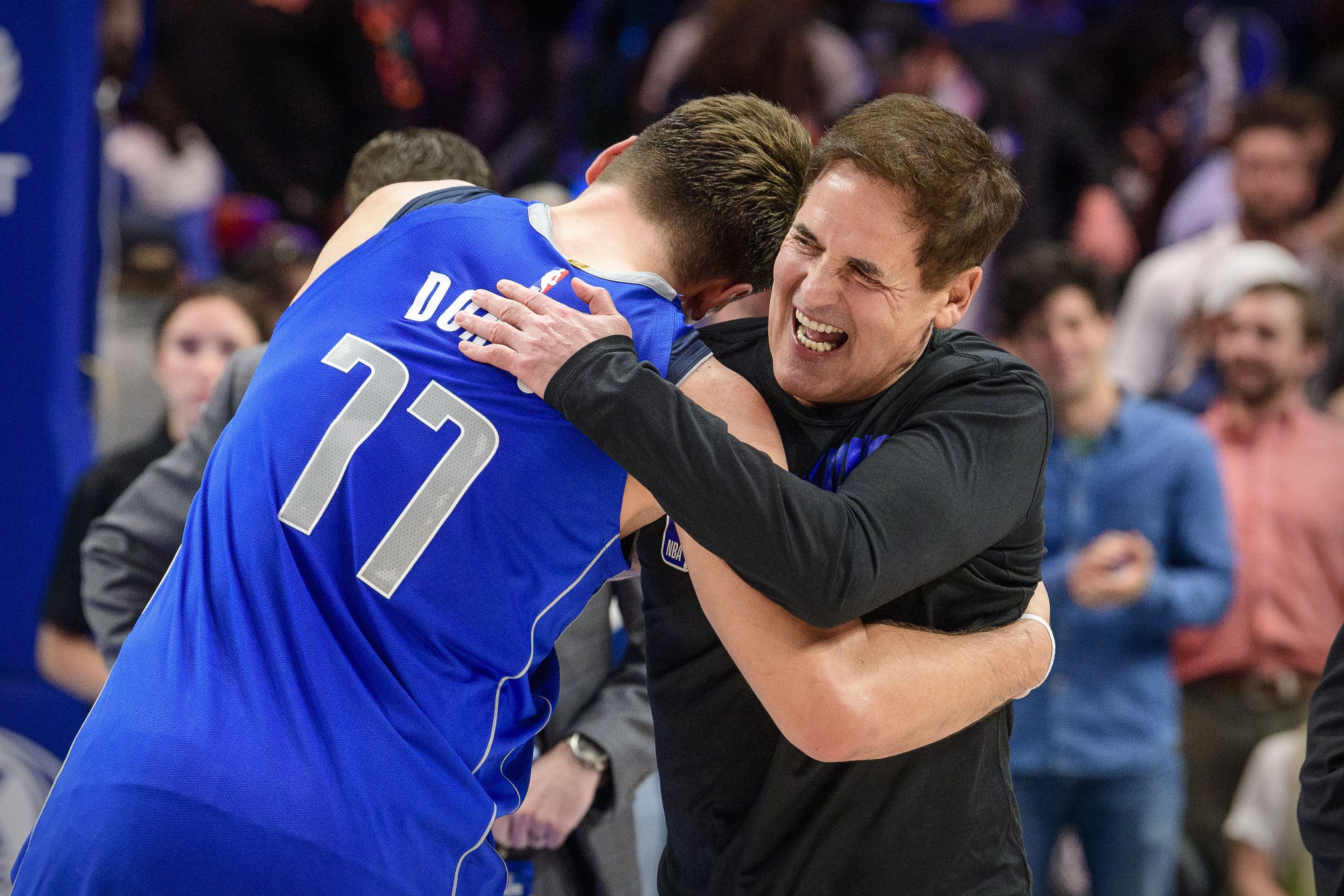 Mark Cuban abraza al jugador de baloncesto Luca Doncic.