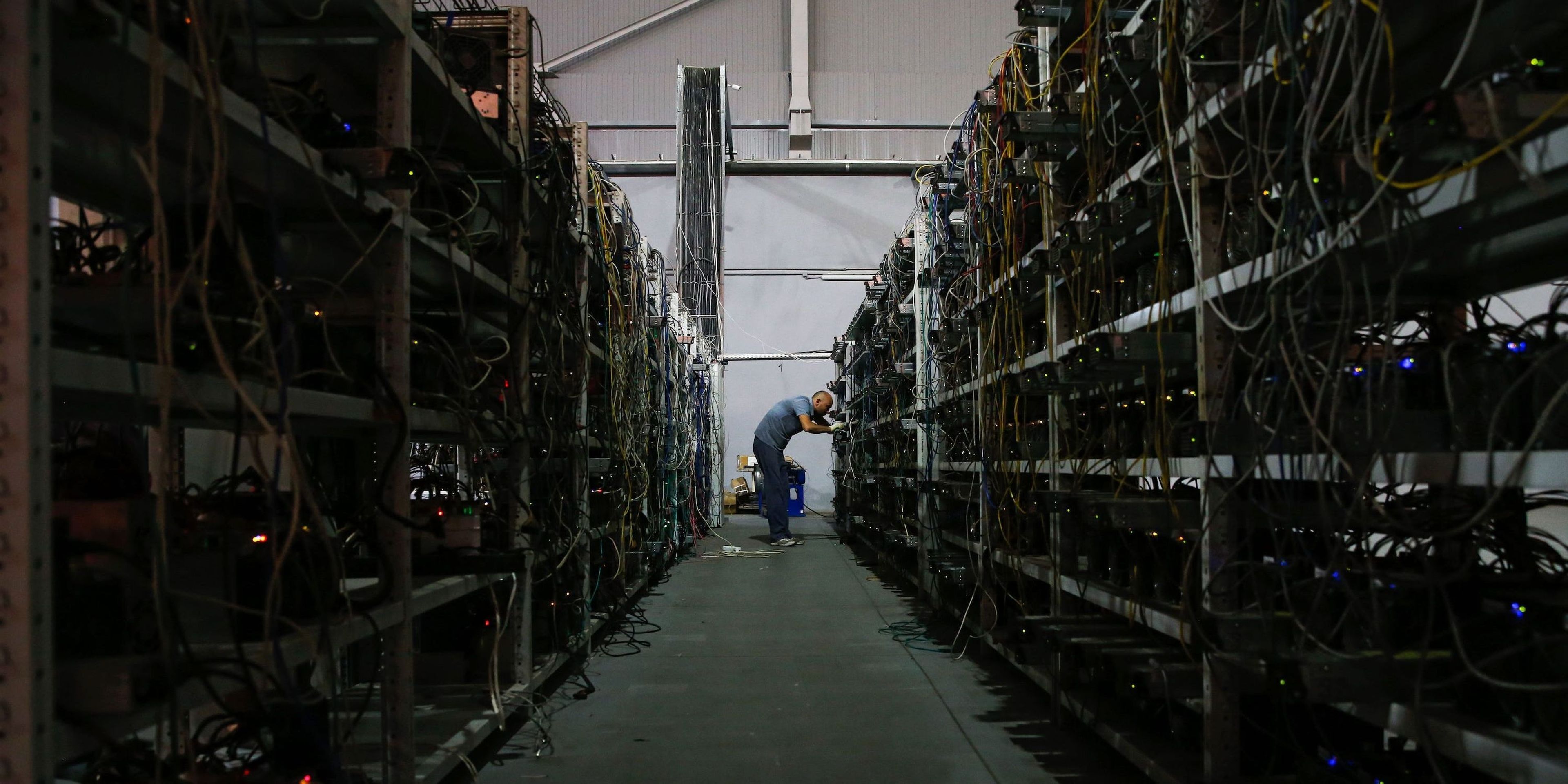 Algunas granjas de bitcoins, como la de la imagen, en Moscú, tienen cientos de ordenadores extrayendo varios bitcoins a la vez. Maxim Zmeyev/AFP, a través de Getty Images