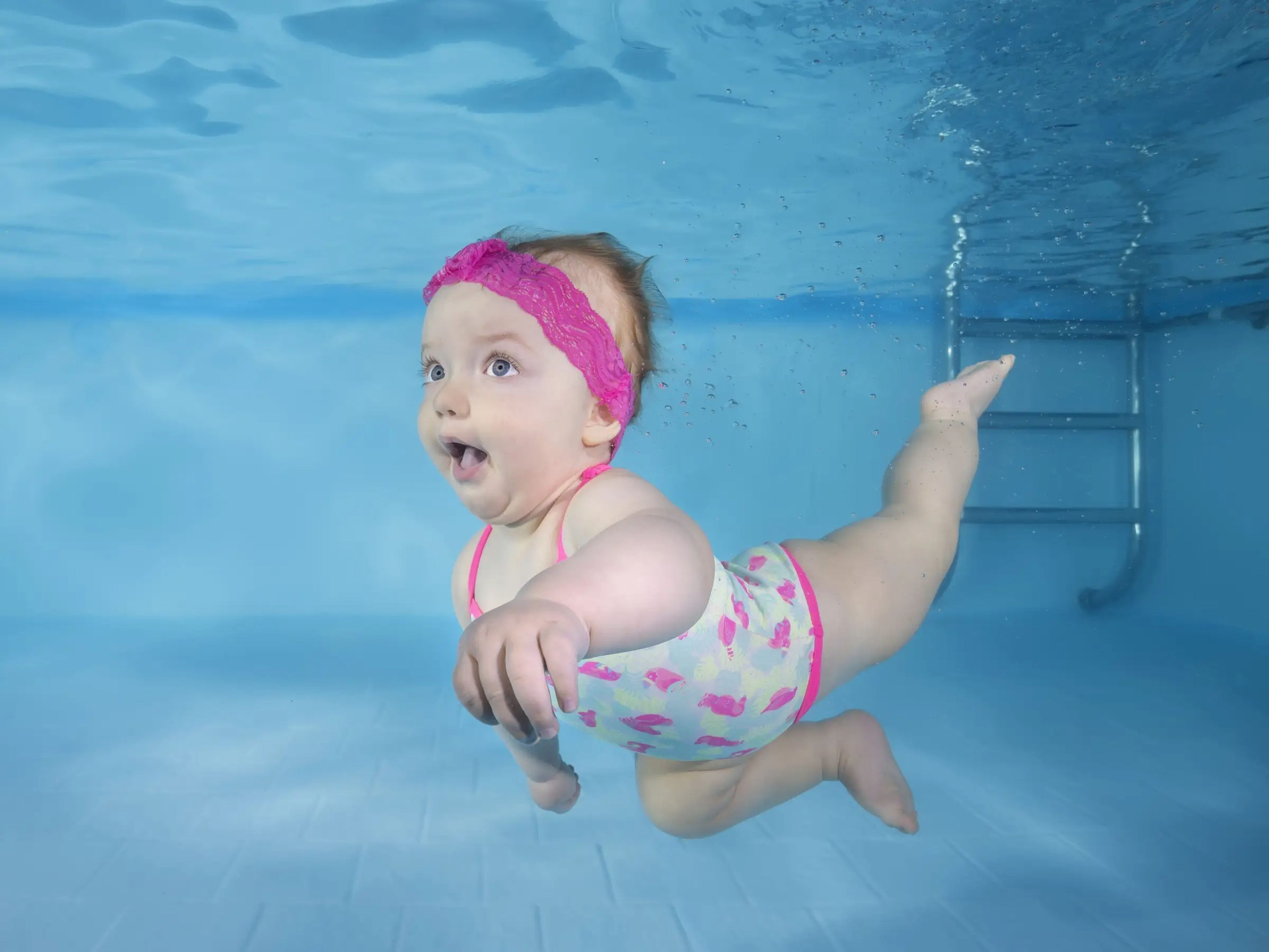 Los pequeños de dos y tres años aprenden a nadar