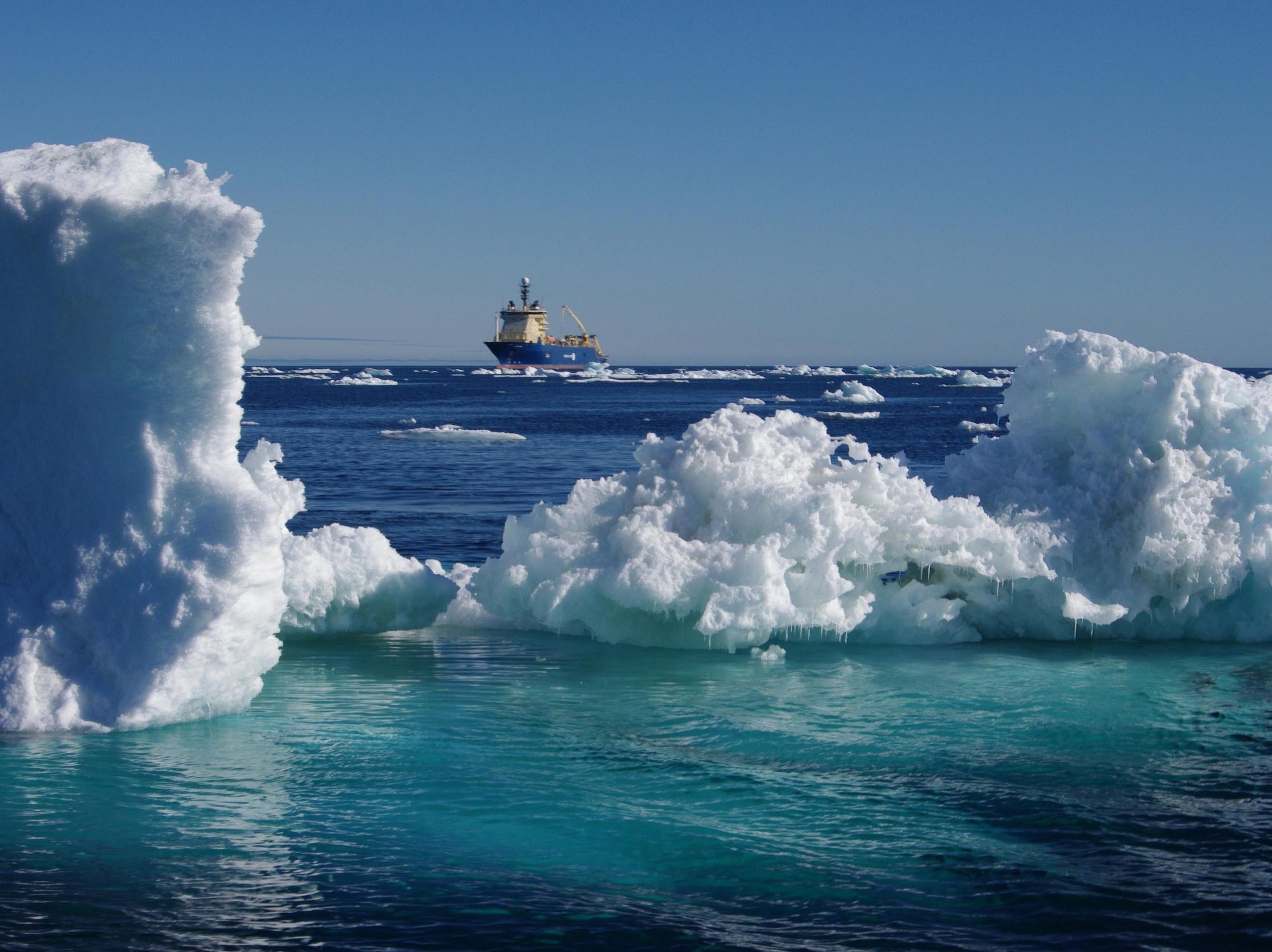 Un barco de tendido de cables submarinos navega por icebergs durante un proyecto para tender un cable entre Canadá, Groenlandia e Islandia. Alcatel