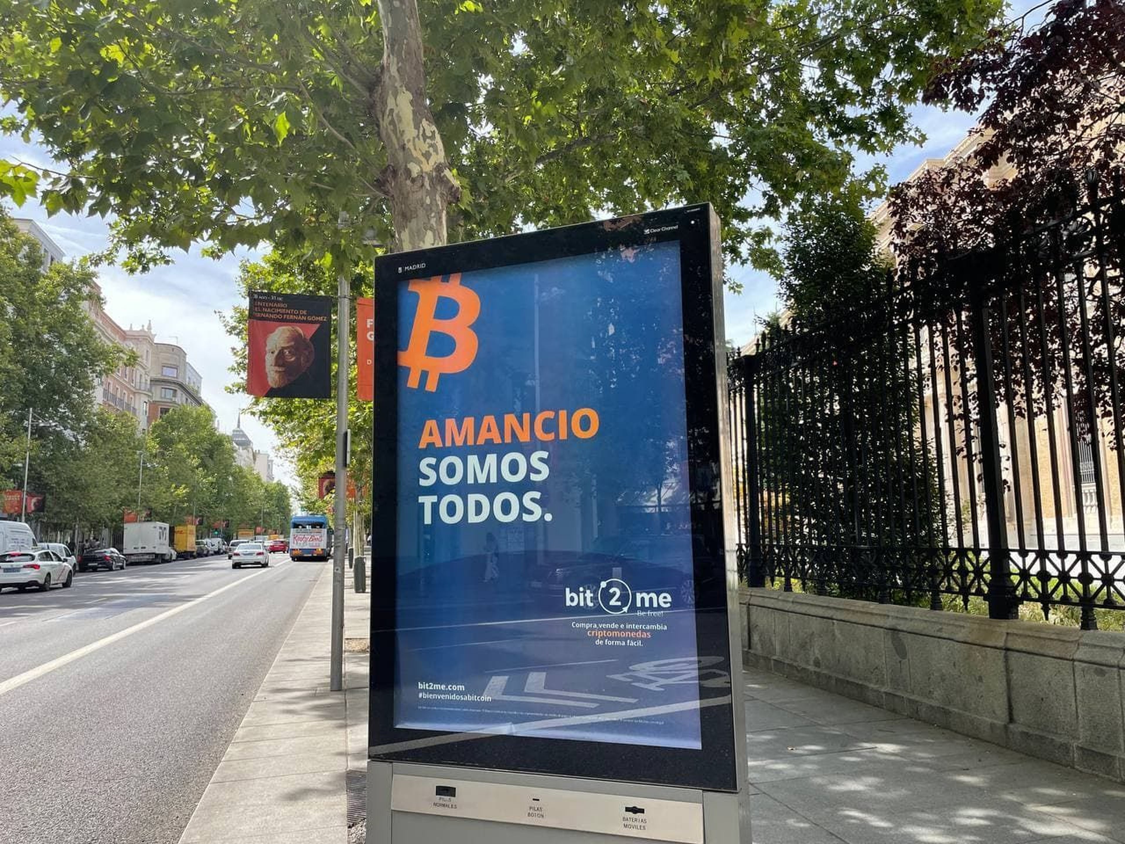 Un cartel publicitario de Bit2Me en una calle de Madrid. Bit2Me