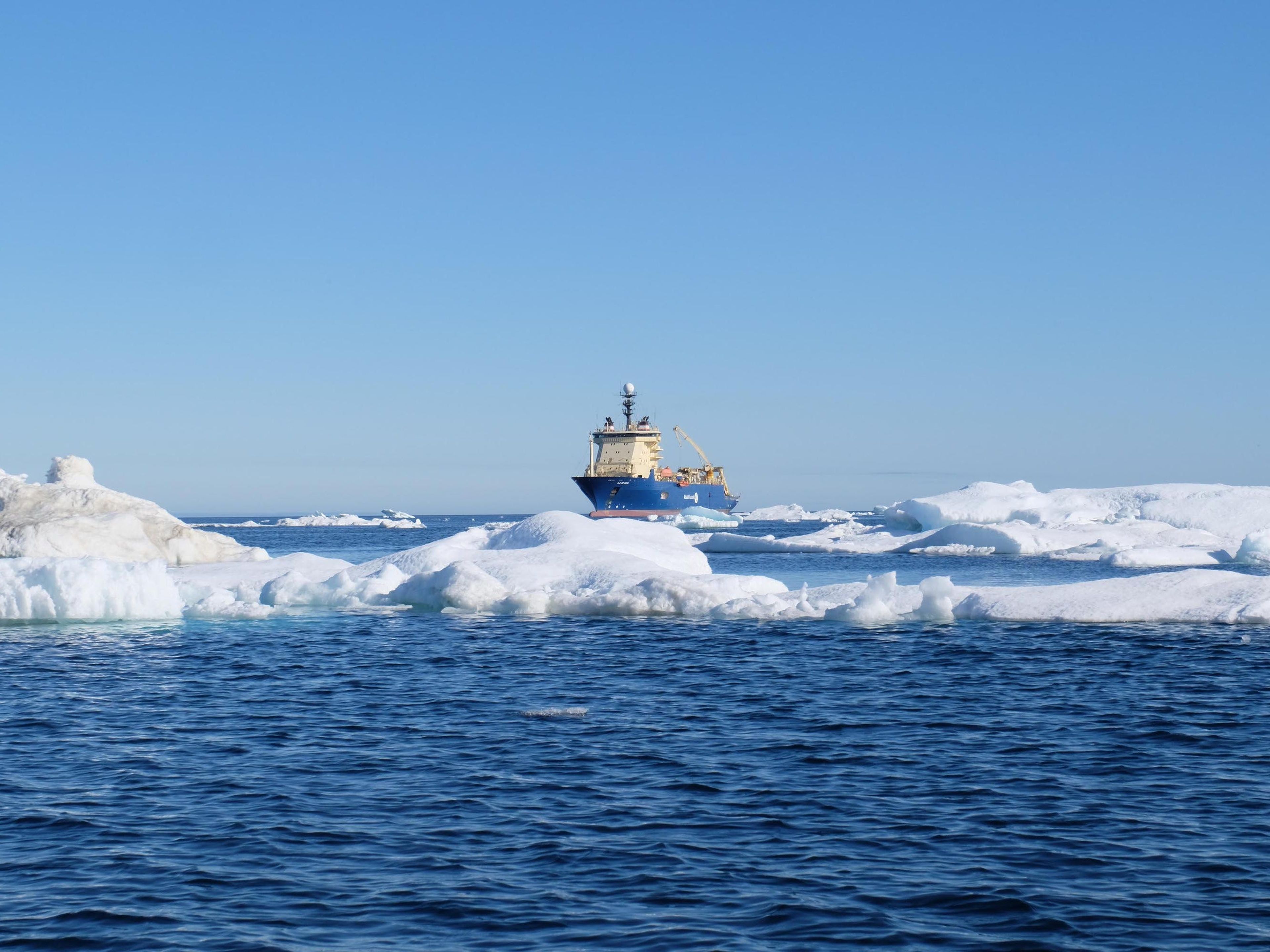 Un buque de colocación submarino en el mar de Groenlandia. Alcatel