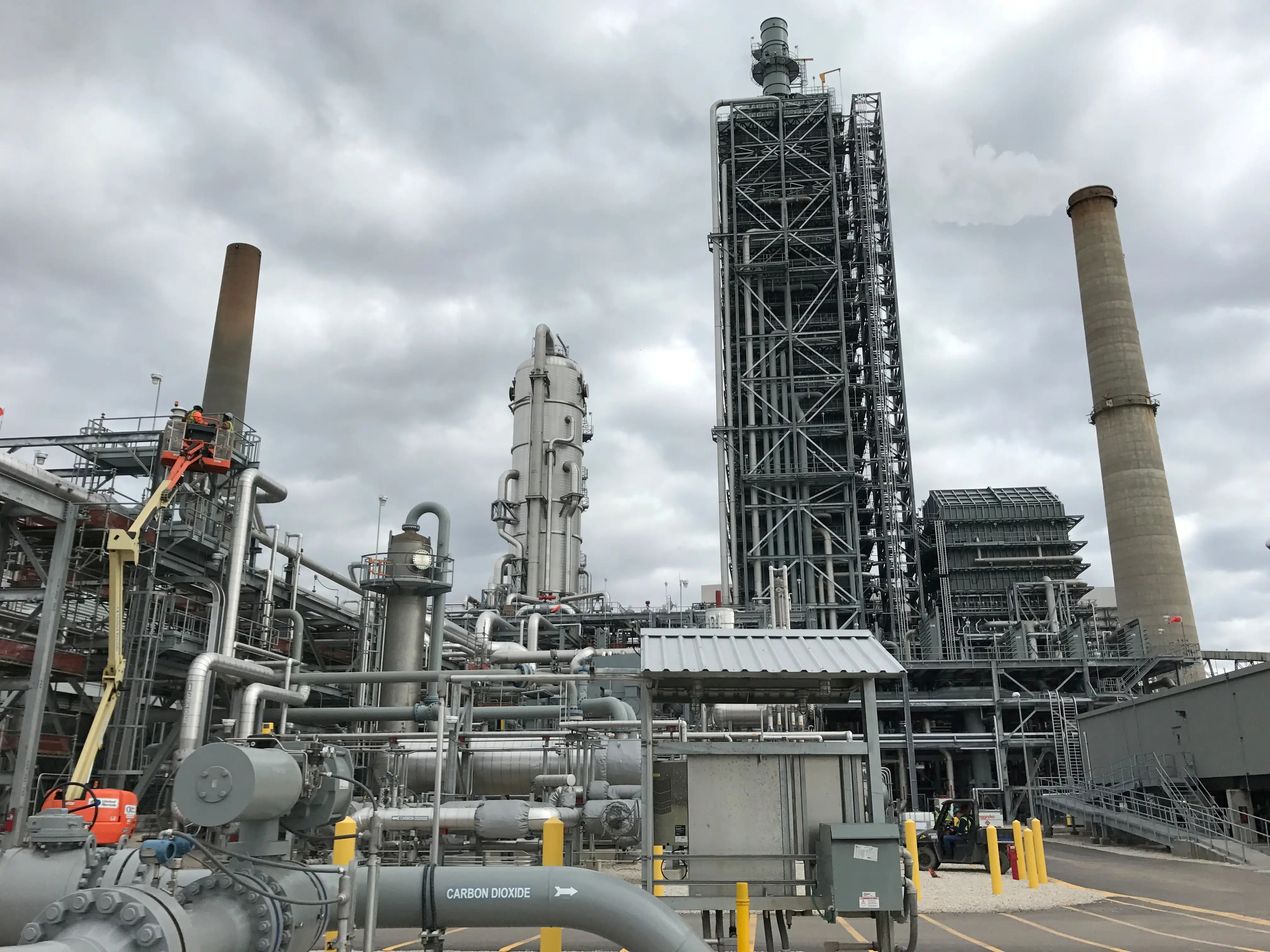 Equipamiento usado para capturar dióxido de carbono en una central eléctrica de carbón propiedad de NRG Energy en Thompsons, Texas, el 9 de enero de 2017.