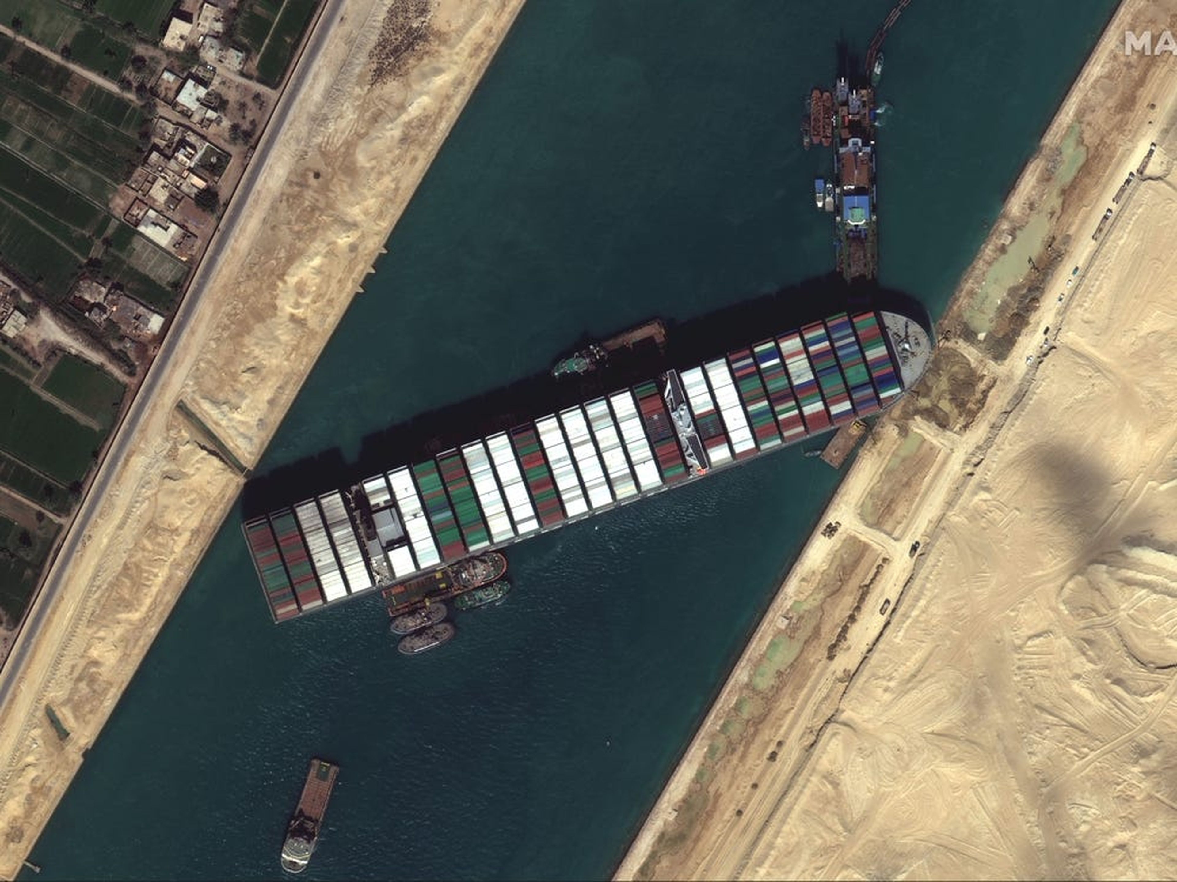 El carguero Ever Given atascado en el Canal de Suez.