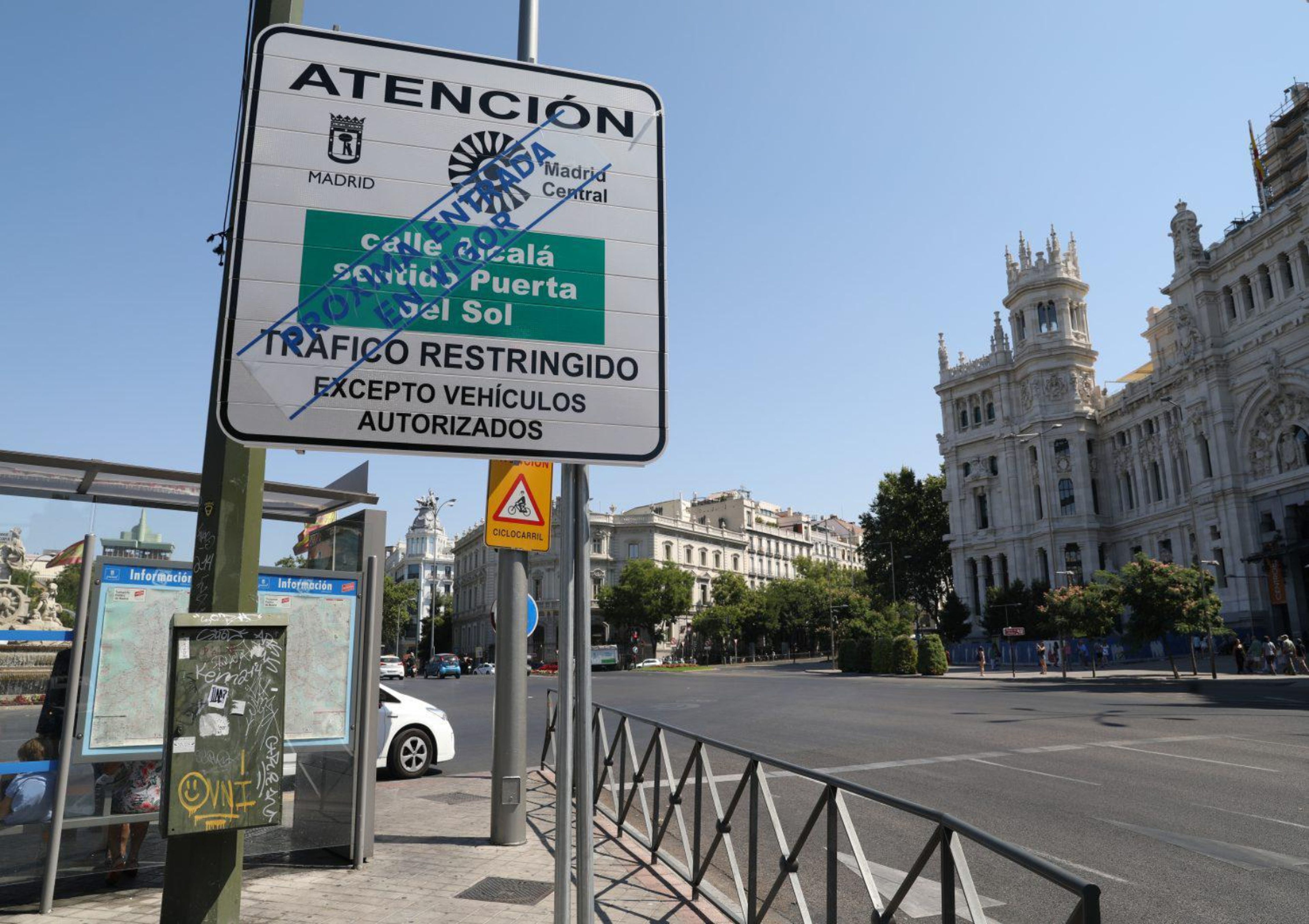 Cartel con restricciones de movilidad en Madrid