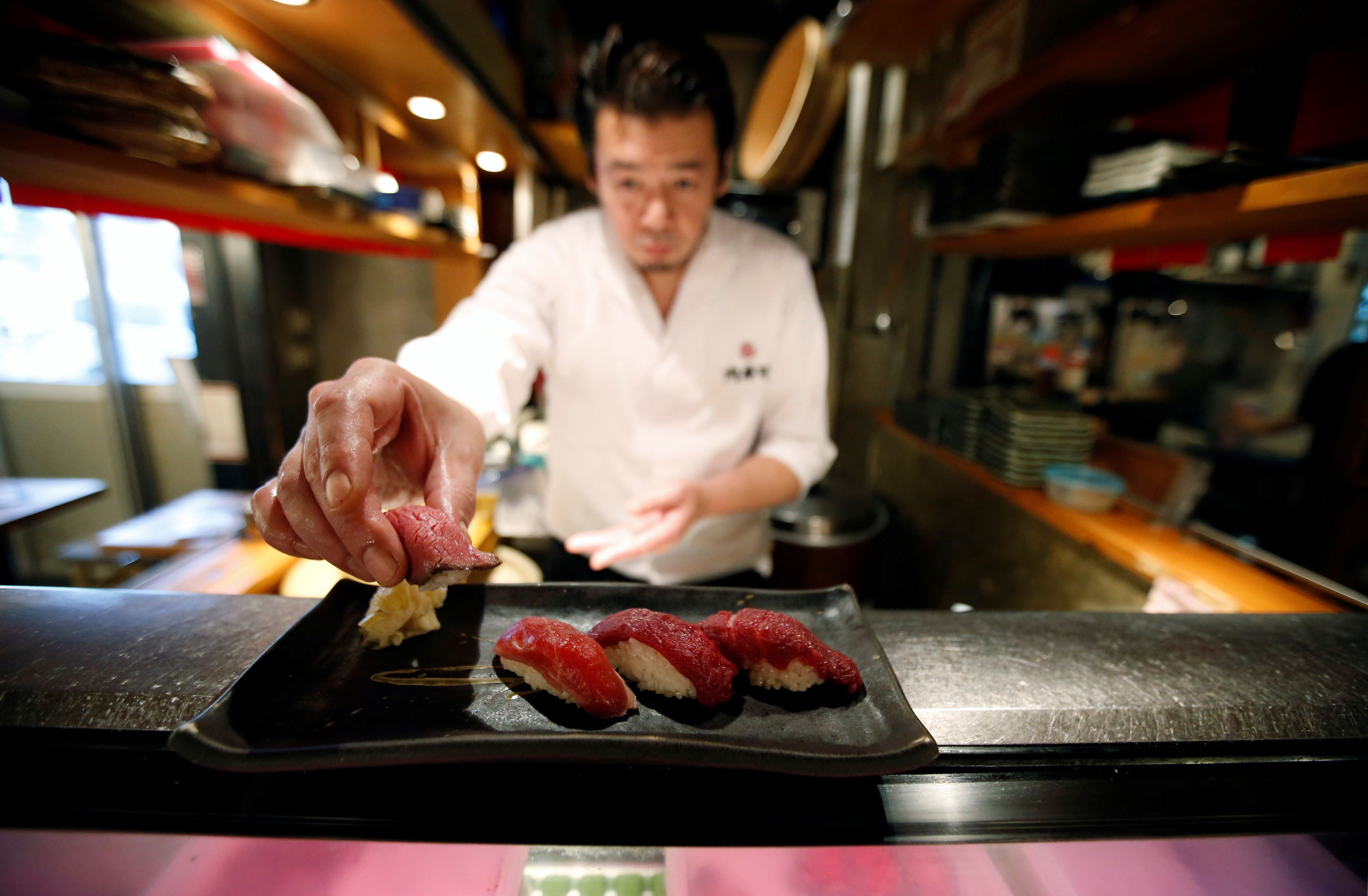 Chef japonés preparando sushi