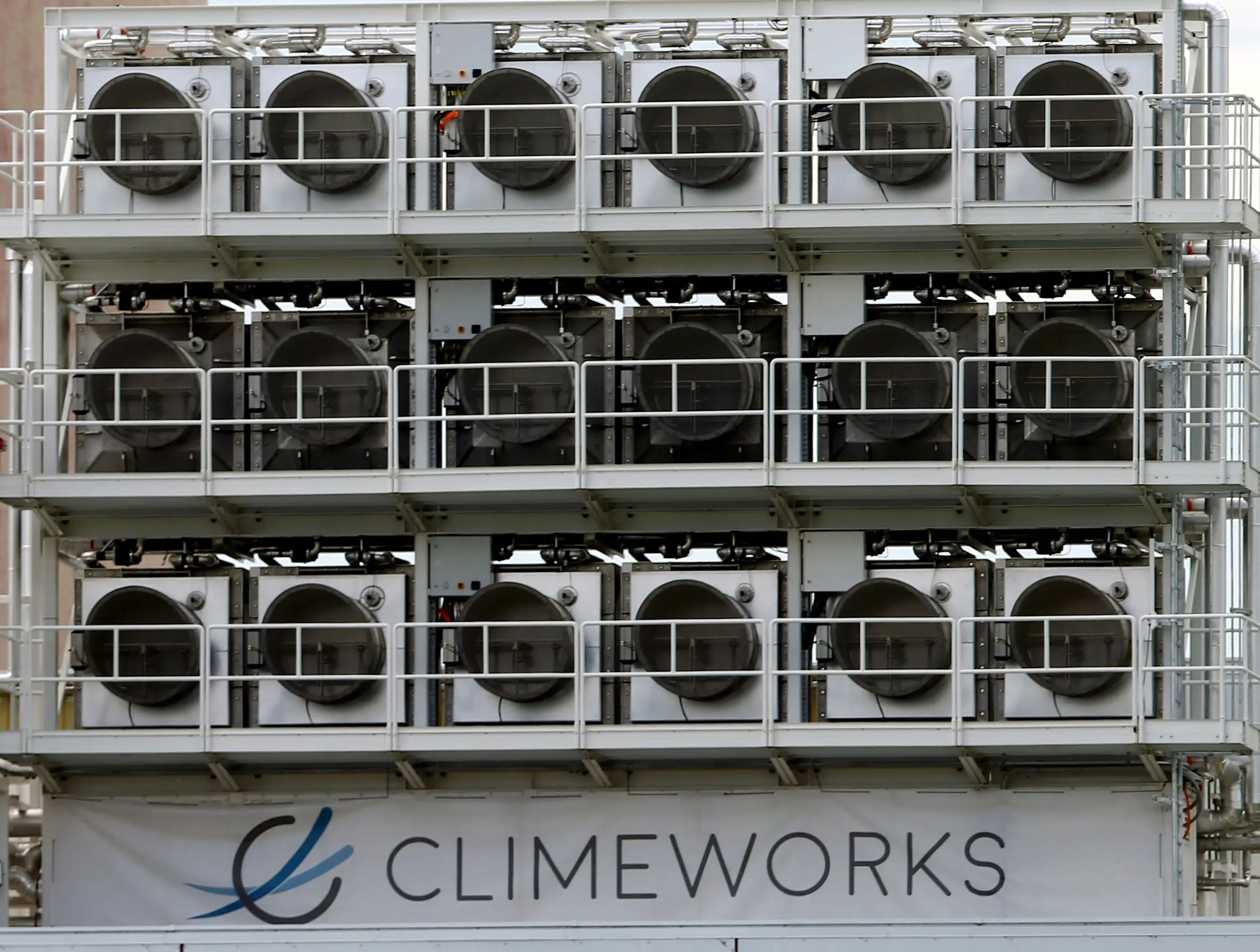 Una instalación de Climeworks para la captura de dióxido de carbono sobre el tejado de una planta incineradora de residuos en Hinwil, Suiza, en julio de 2017.