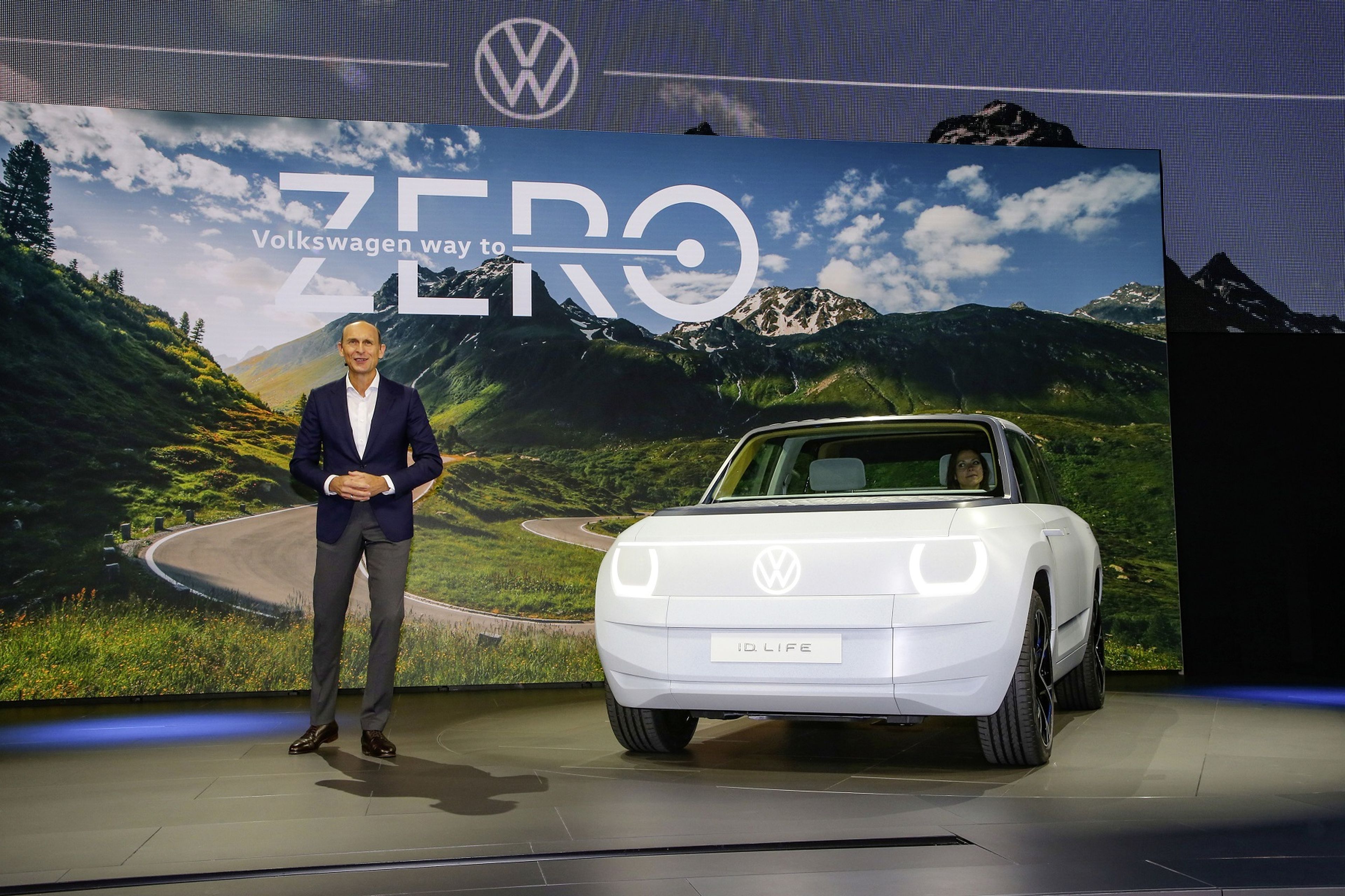 El consejero delegado de la marca Volkswagen, Ralf Brandstätter, en el salón del automóvil de Múnich.