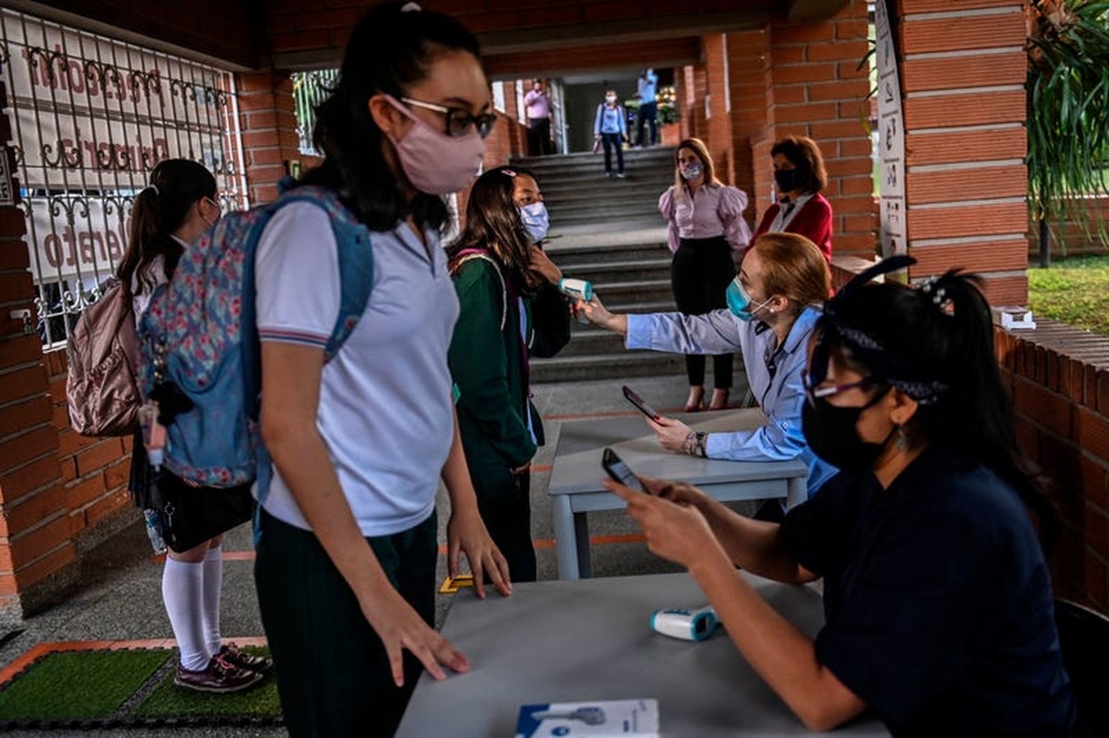 Control de temperatura de los estudiantes en una escuela en Medellín (Colombia) el 10 de febrero de 2021.
