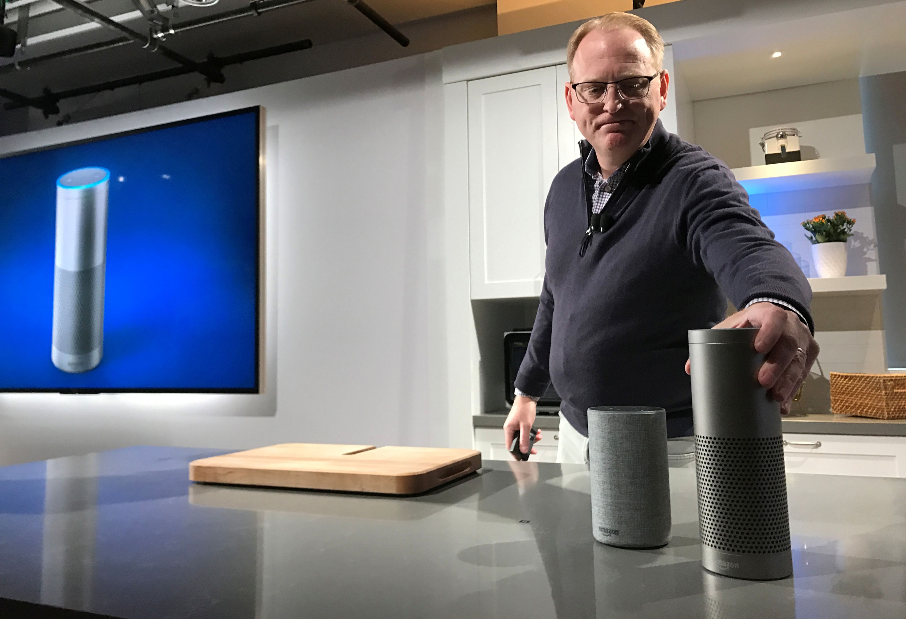 David Limp, vicepresidente de Amazon, durante la presentación de unos altavoces inteligentes con Alexa.