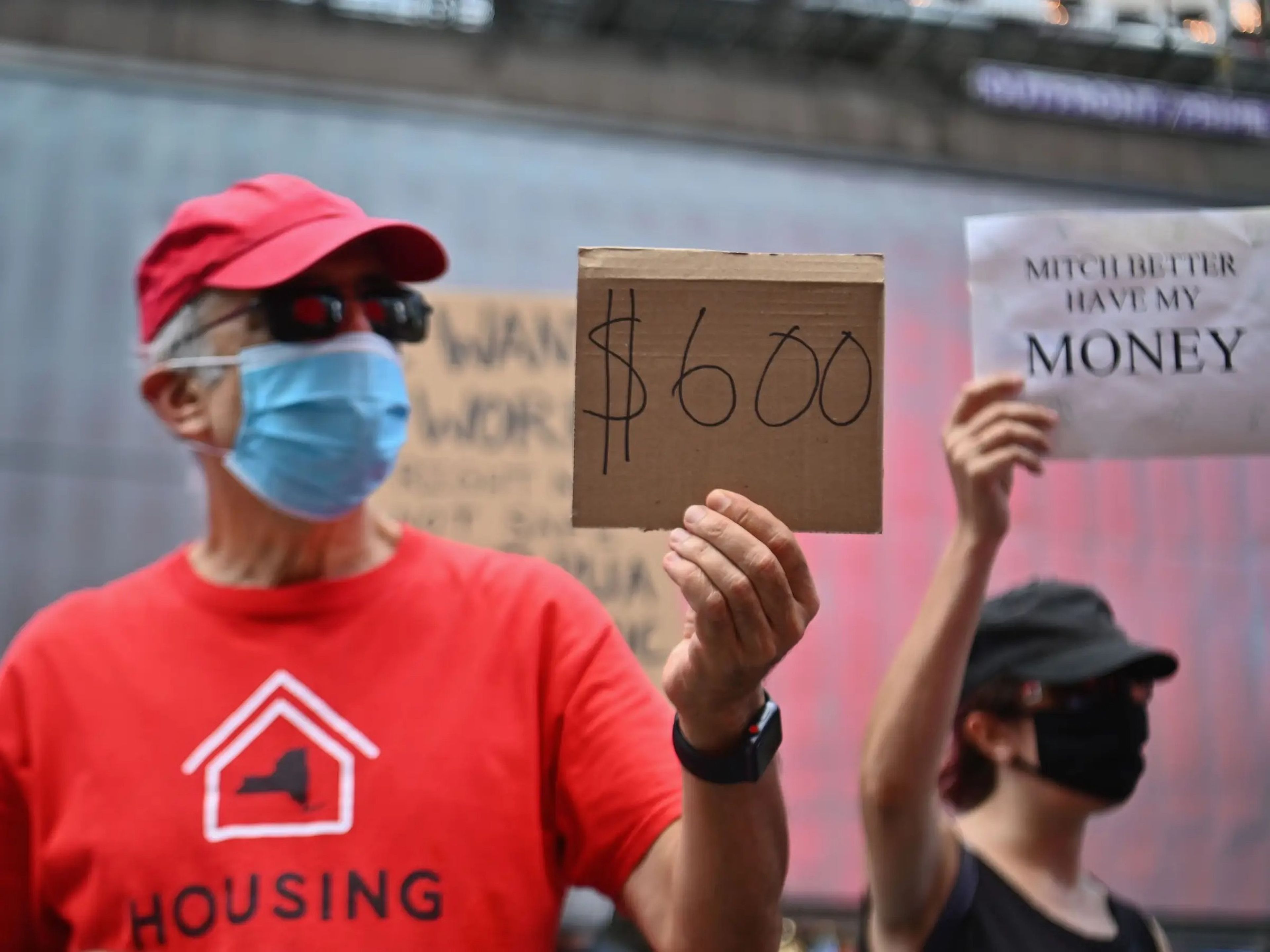 Manifestantes exigiendo alivio económico durante la pandemia de coronavirus en la ciudad de Nueva York el 5 de agosto de 2020.