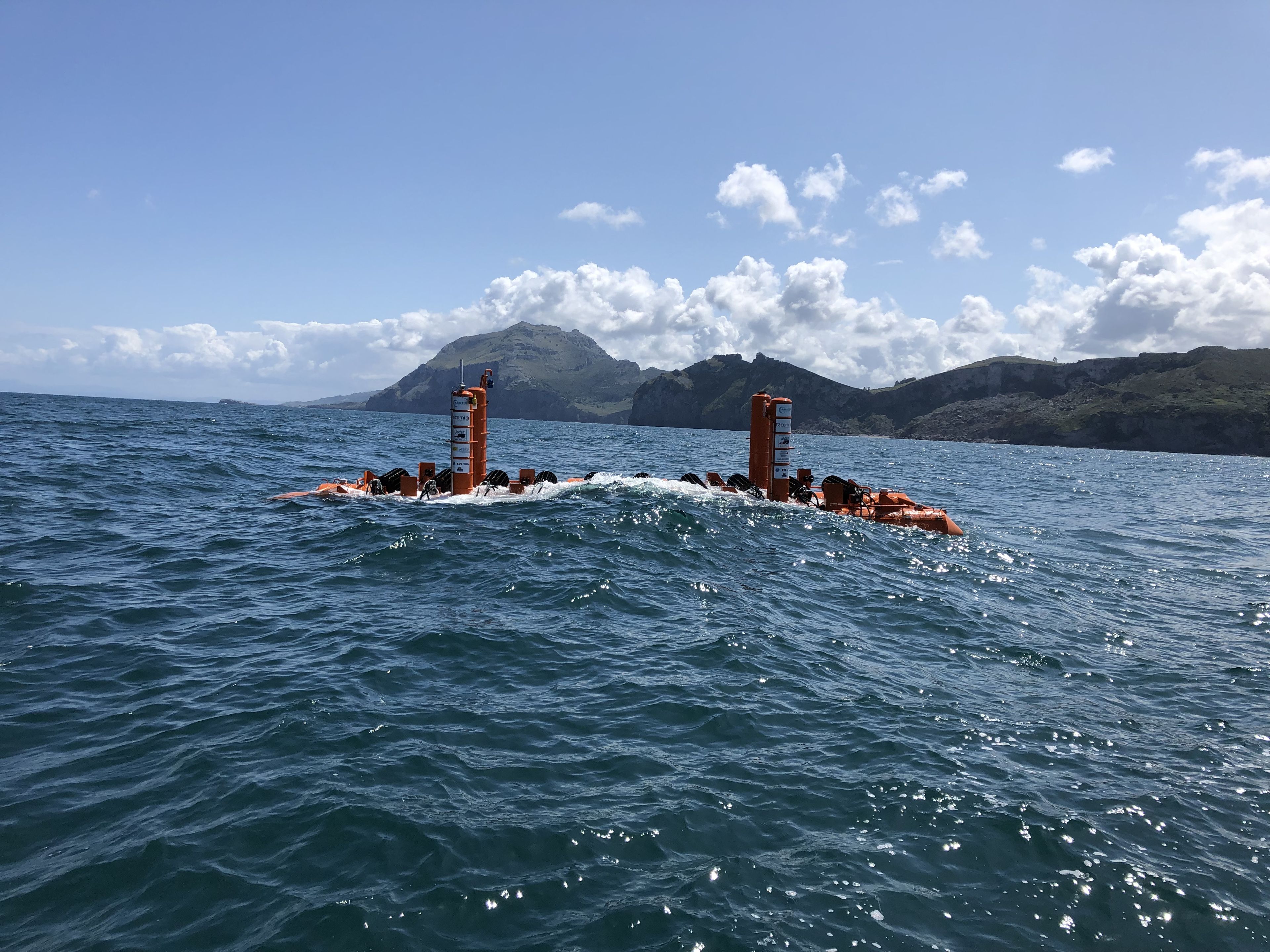 El dispositivo de generación de energía de Arrecife Systems, durante las pruebas en el mar