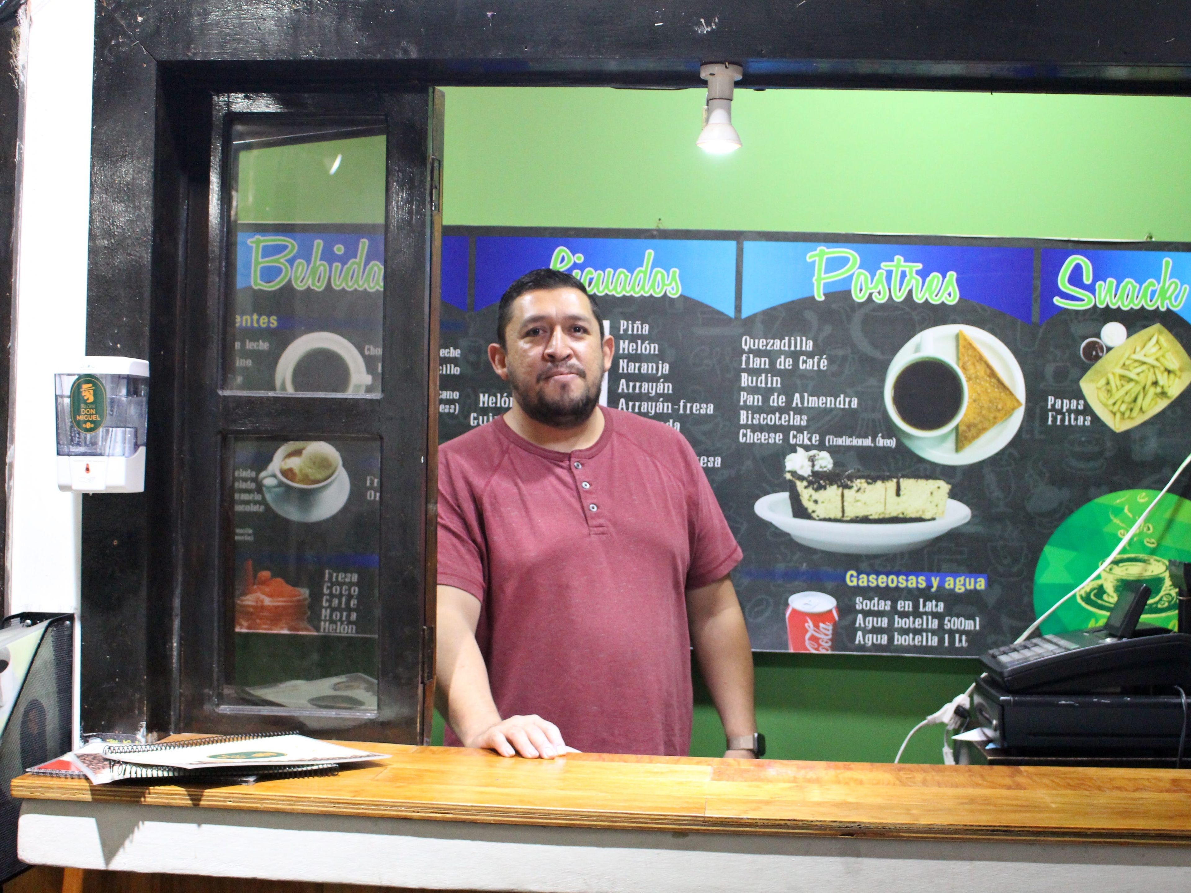 El dueño de la cafetería, Wilber Herrera, intentó aceptar pagos con bitcoins en su café en Ataco, pero no pudo hacer que la aplicación funcionara. Anna-Catherine Brigida