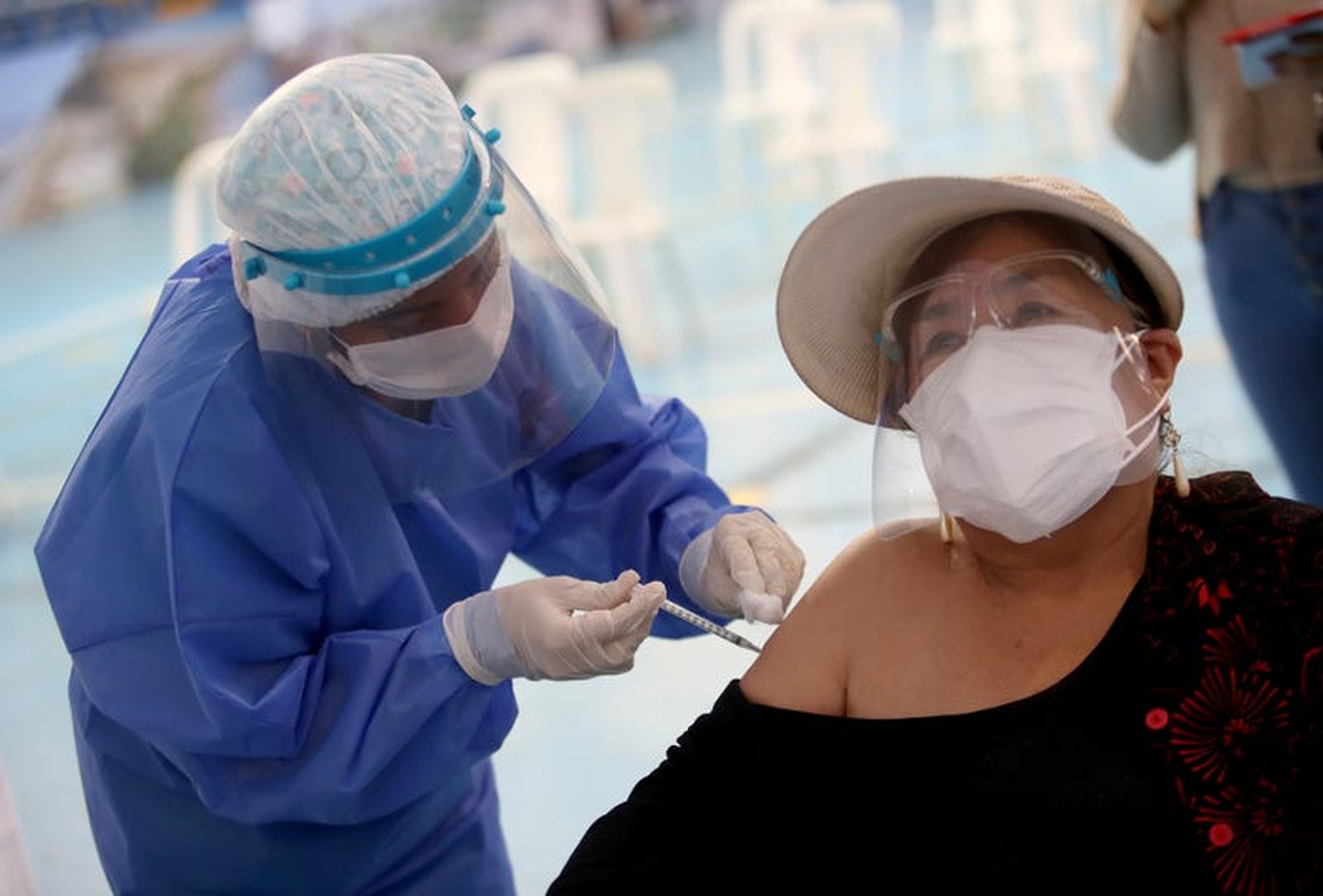 Elsa Gavina recibe la vacuna Pfizer-BioNTech COVID-19 en Lima (Perú) el 26 de abril de 2021.