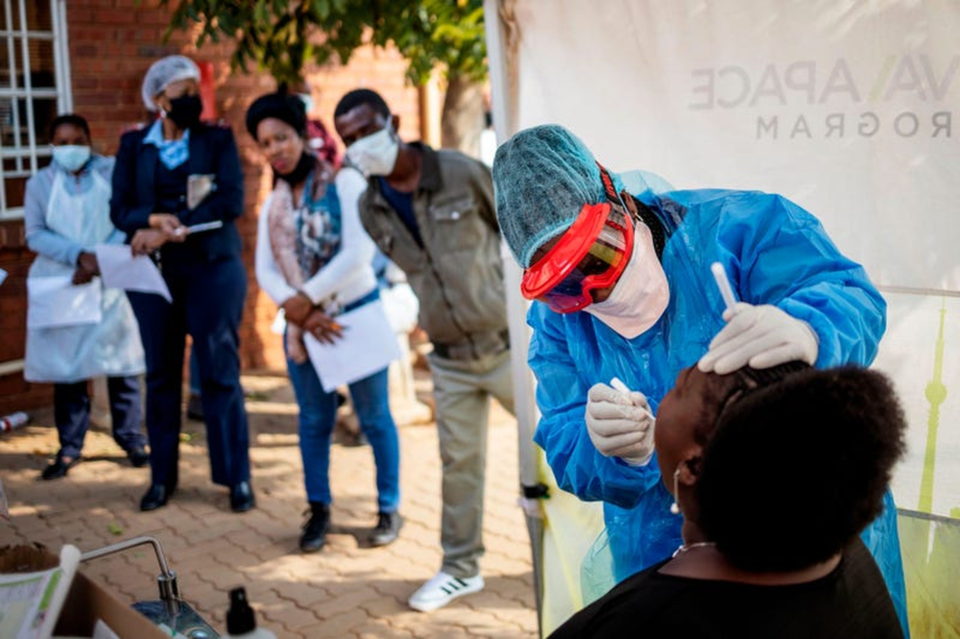 La enfermera de Médicos Sin Fronteras, Bhelekazi Mdlalose, realiza una prueba de COVID-19 a un sanitario en Johannesburgo (Sudáfrica) el 13 de mayo de 2020.