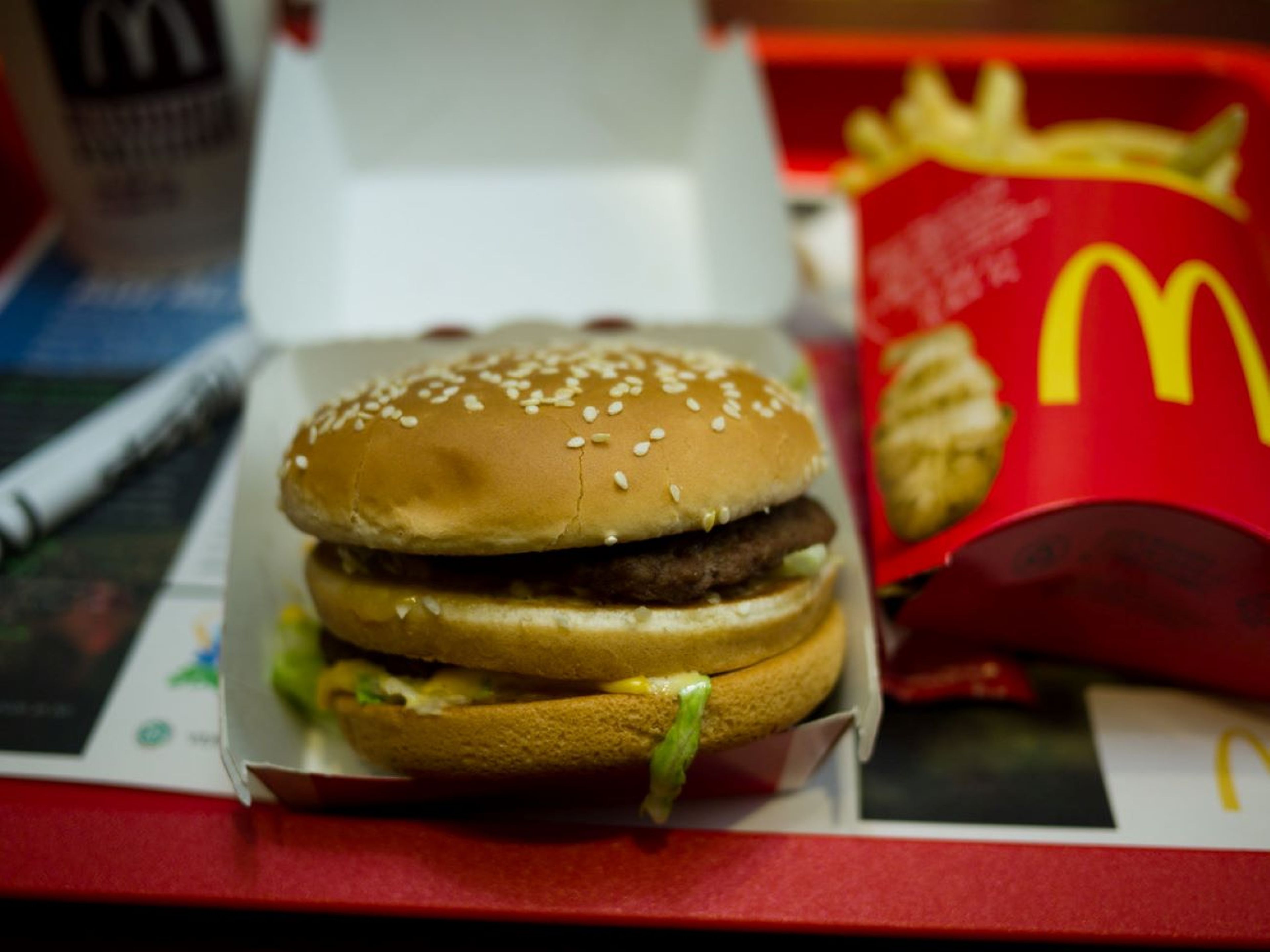 Una entrenadora de fitness enseña cómo hacer en casa una hamburguesa Big Mac más sana con ingredientes de Aldi; el truco, un artículo que sabe "literalmente a McDonald's"
