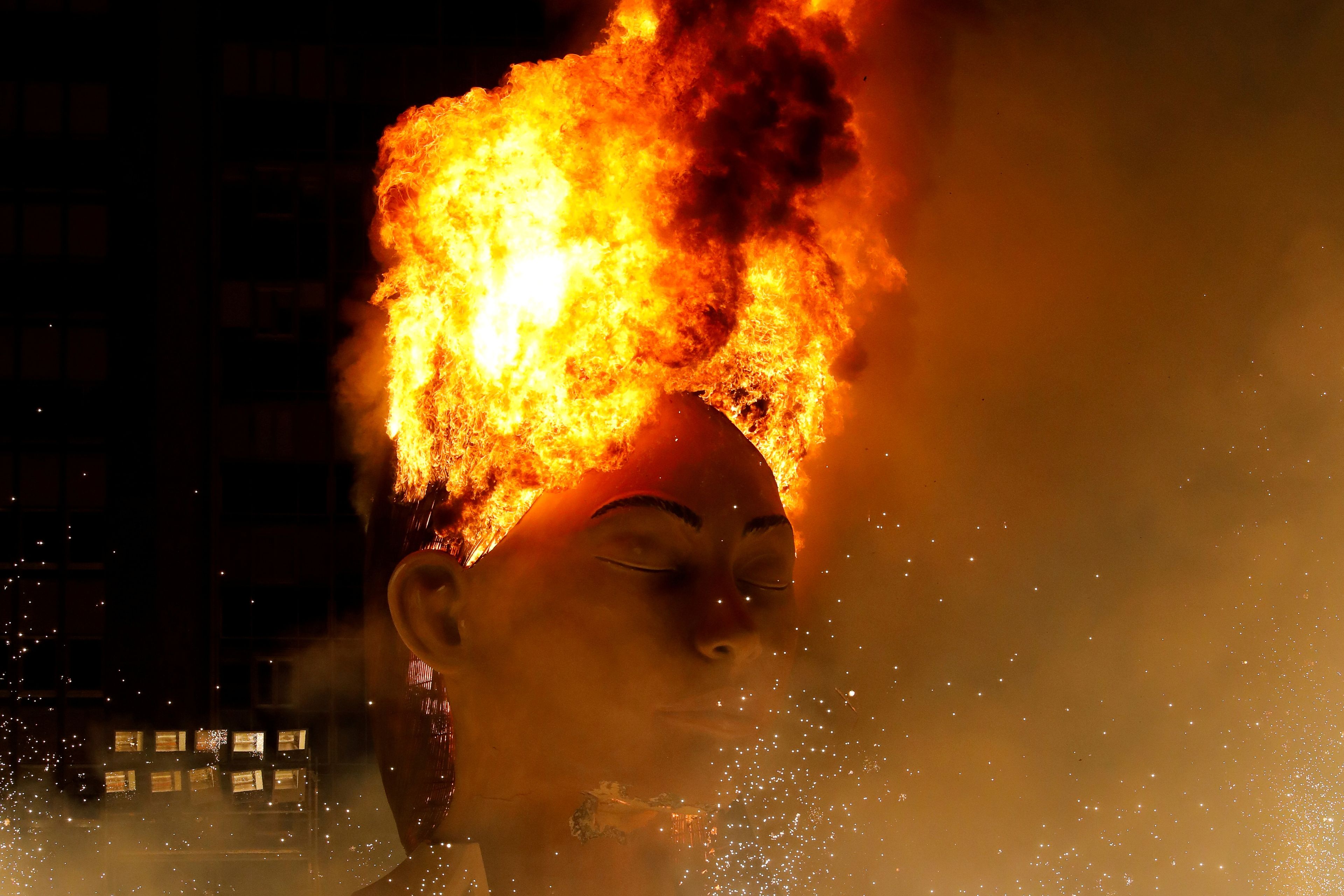 La falla municipal de 'La meditadora' arde durante la noche de la cremá celebrada esta pasada madrugada como colofón de las Fallas de Valencia.