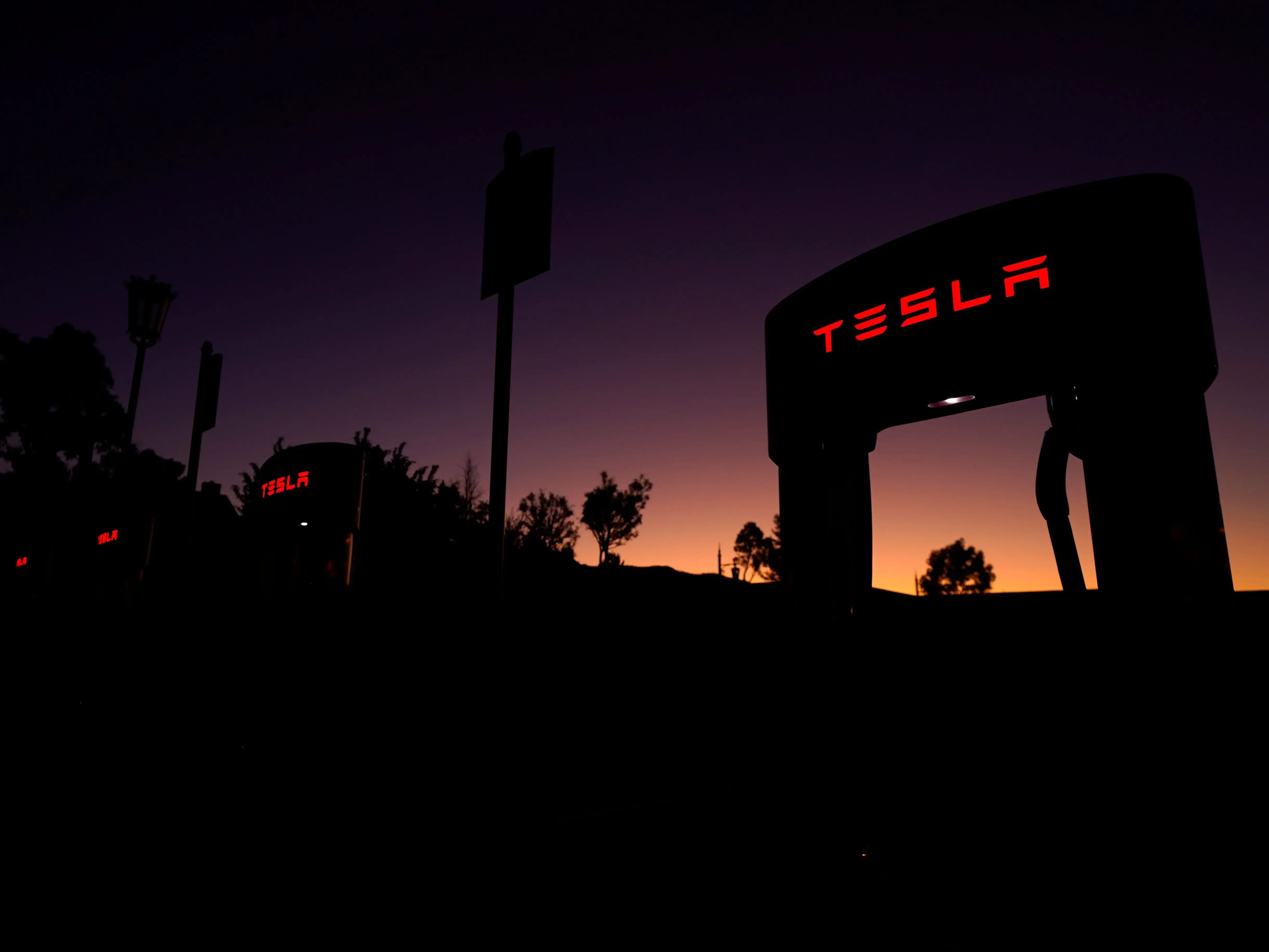 Los supercargadores Tesla en una estación de carga en Santa Clarita, California.