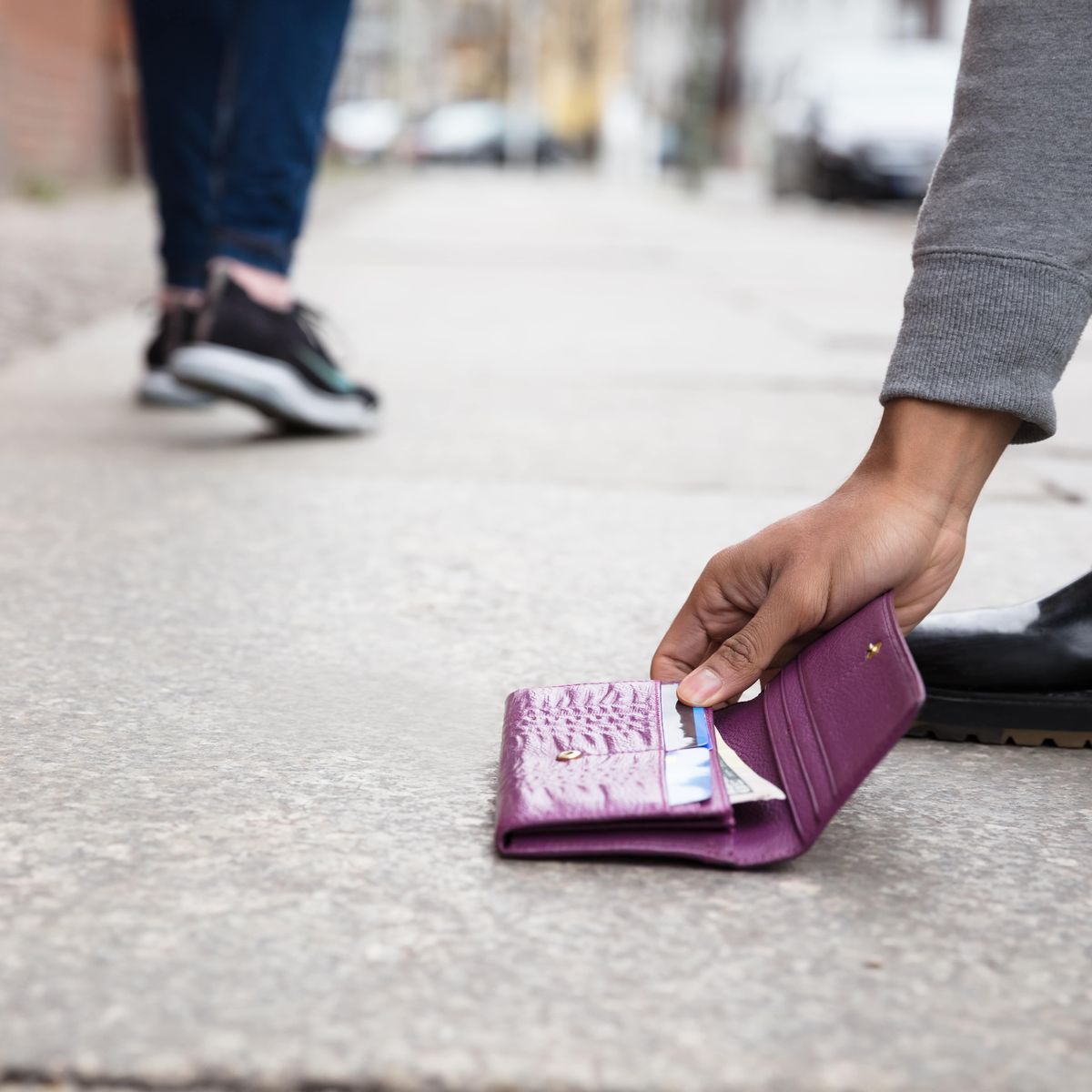 Estas son las multas por quedarte dinero encontrado en la calle