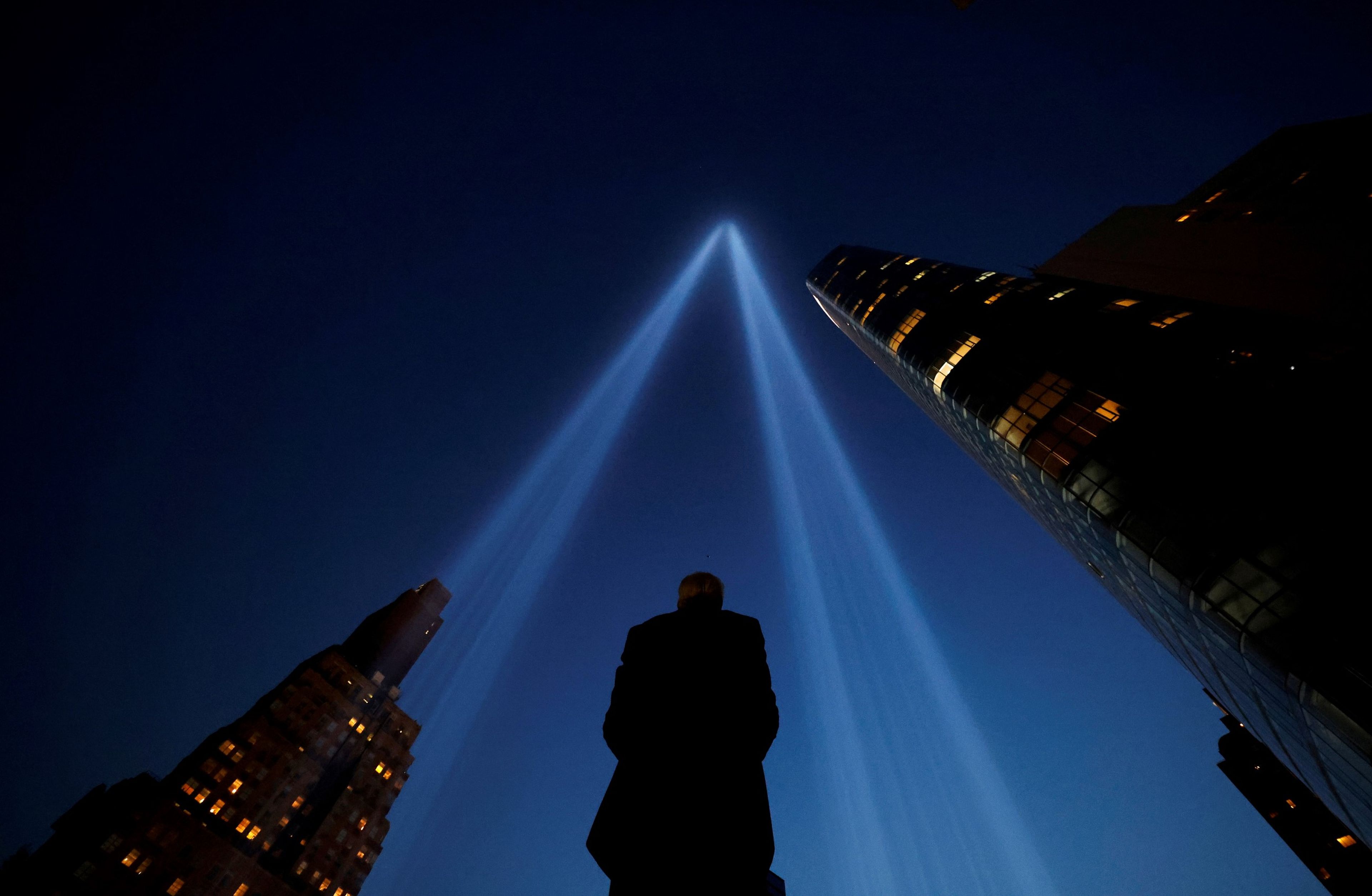 Una persona toma una fotografía durante los actos de homenaje a las víctimas en el 20 aniversario del 11-S.