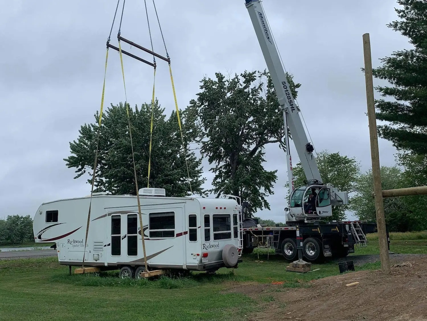 Una pareja crea una casa en el rbol para su caravana y se hace