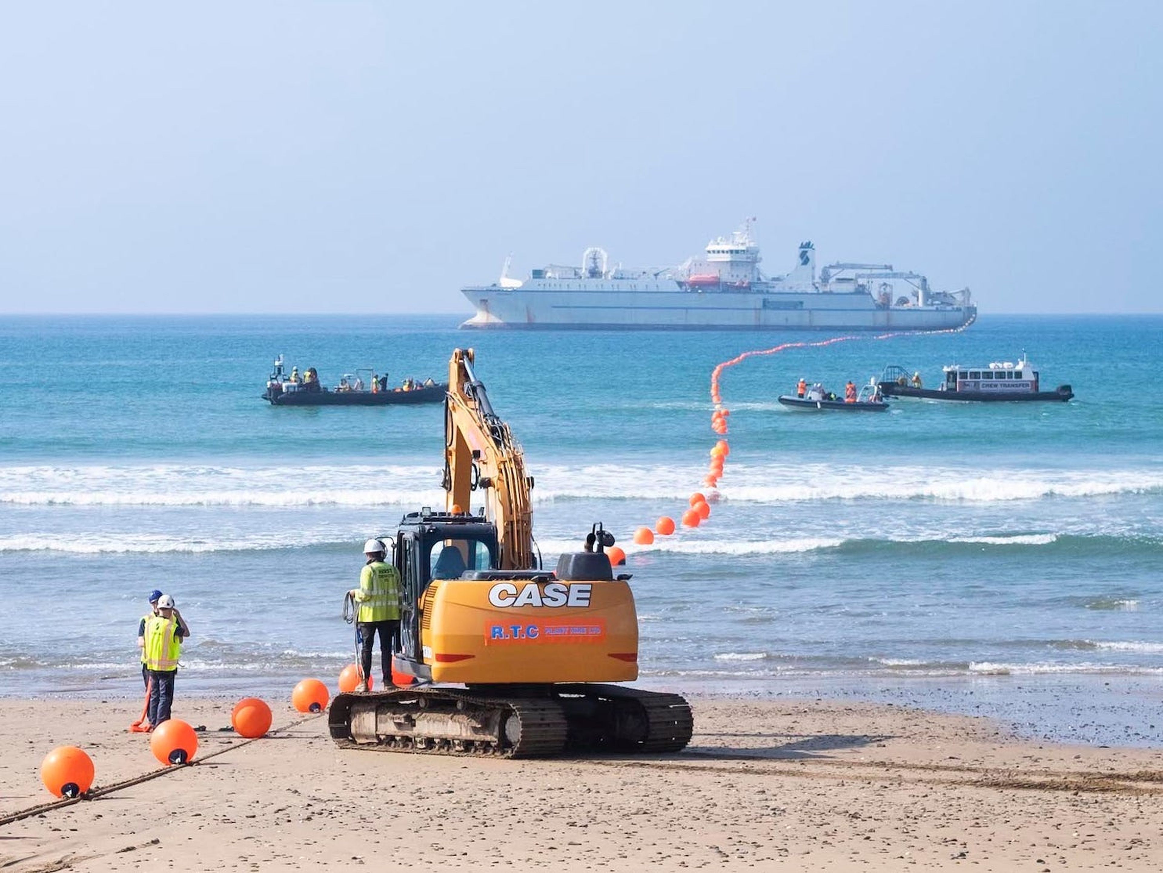 Los ingenieros aterrizan el cable Grace Hopper de Google en la playa de Bude, Reino Unido. Google Cloud