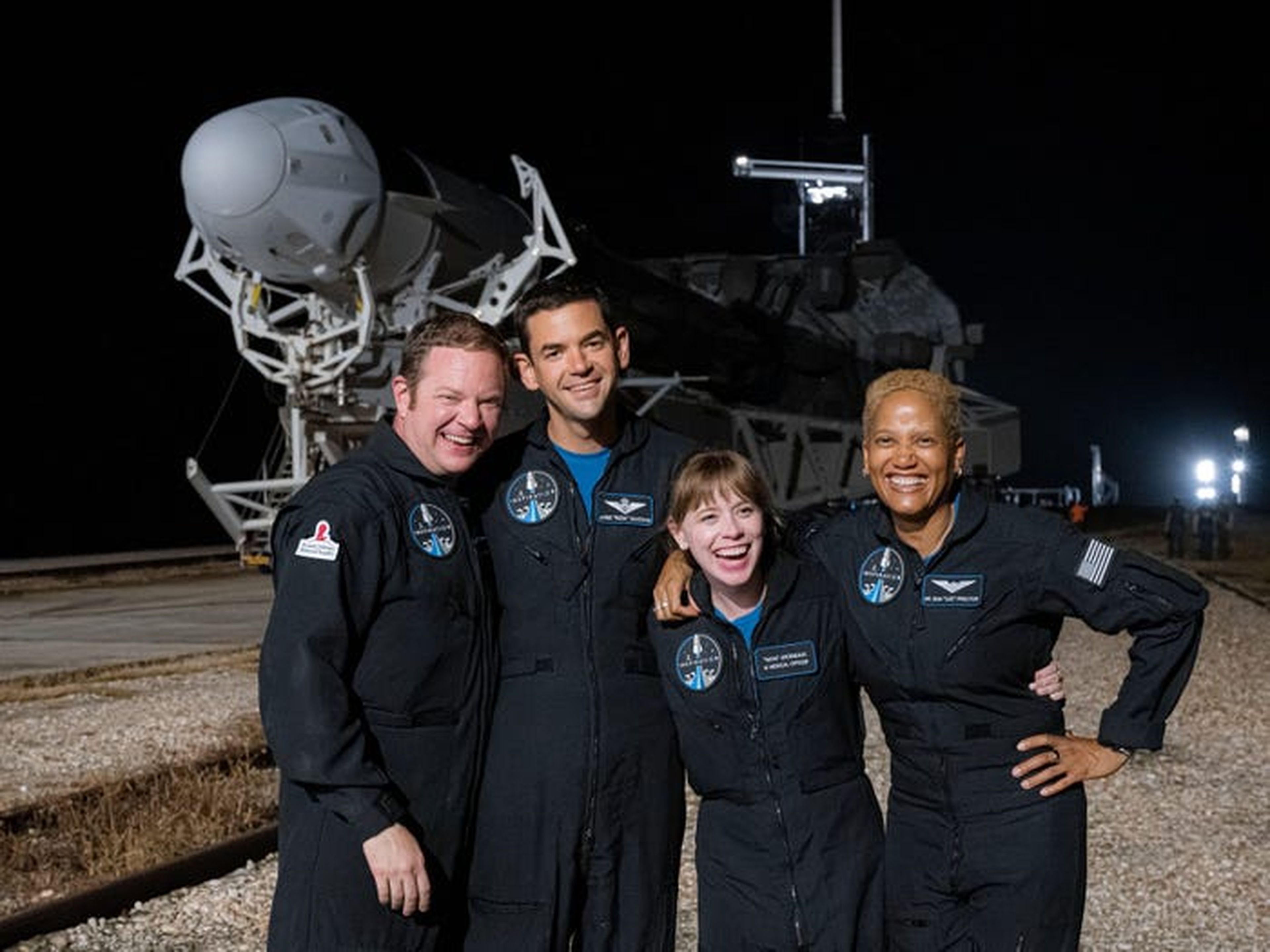 La tripulación de Inspiration4 posa frente al cohete Falcon 9 y la nave espacial Crew Dragon. De izquierda a derecha Chris Sembroski, Jared Isaacman, Hayley Arceneaux y Sian Proctor.