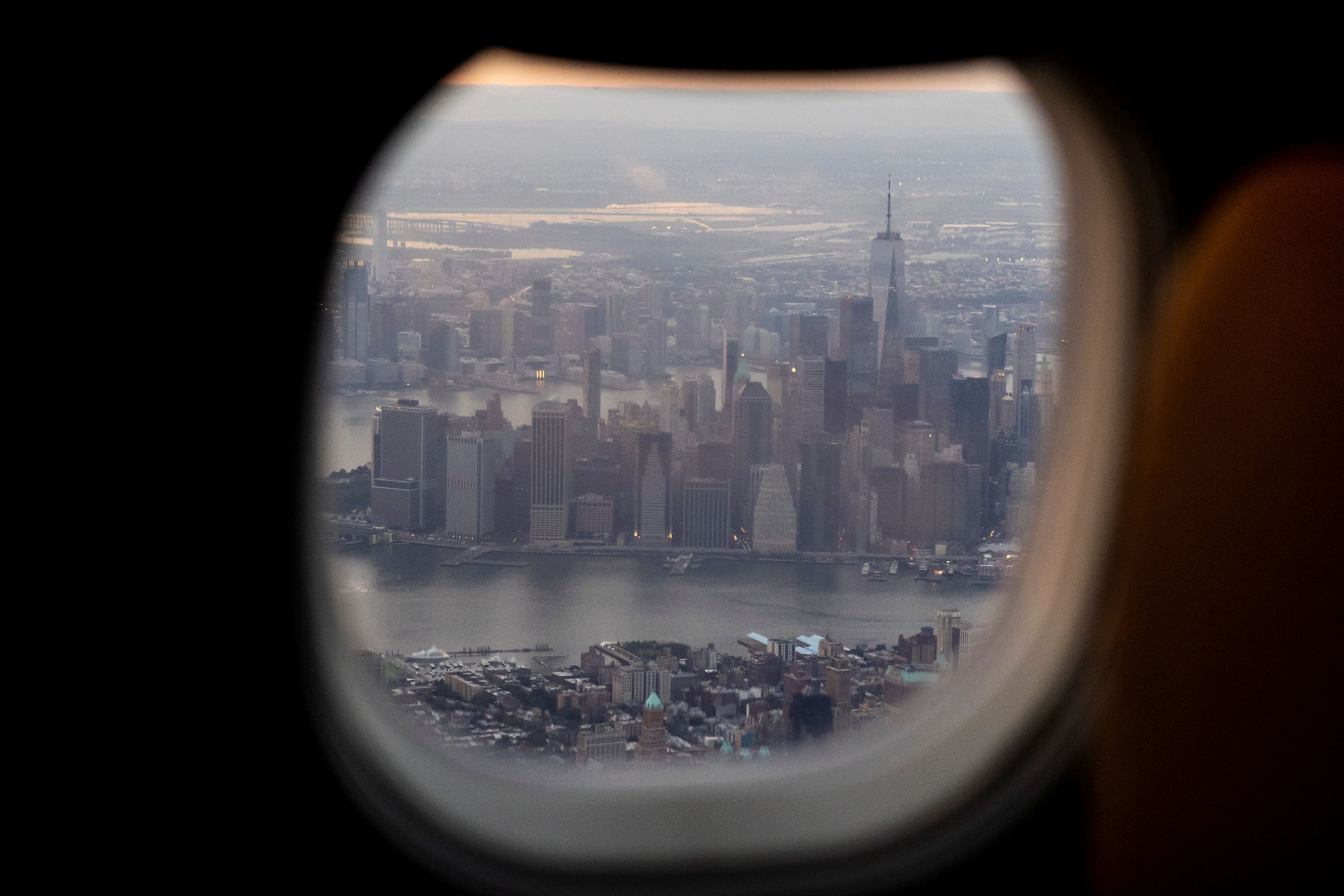 Un pasajero observa la isla de Manhattan desde la ventanilla de un avión en la víspera del vigésimo aniversario de los atentados del 11-S.