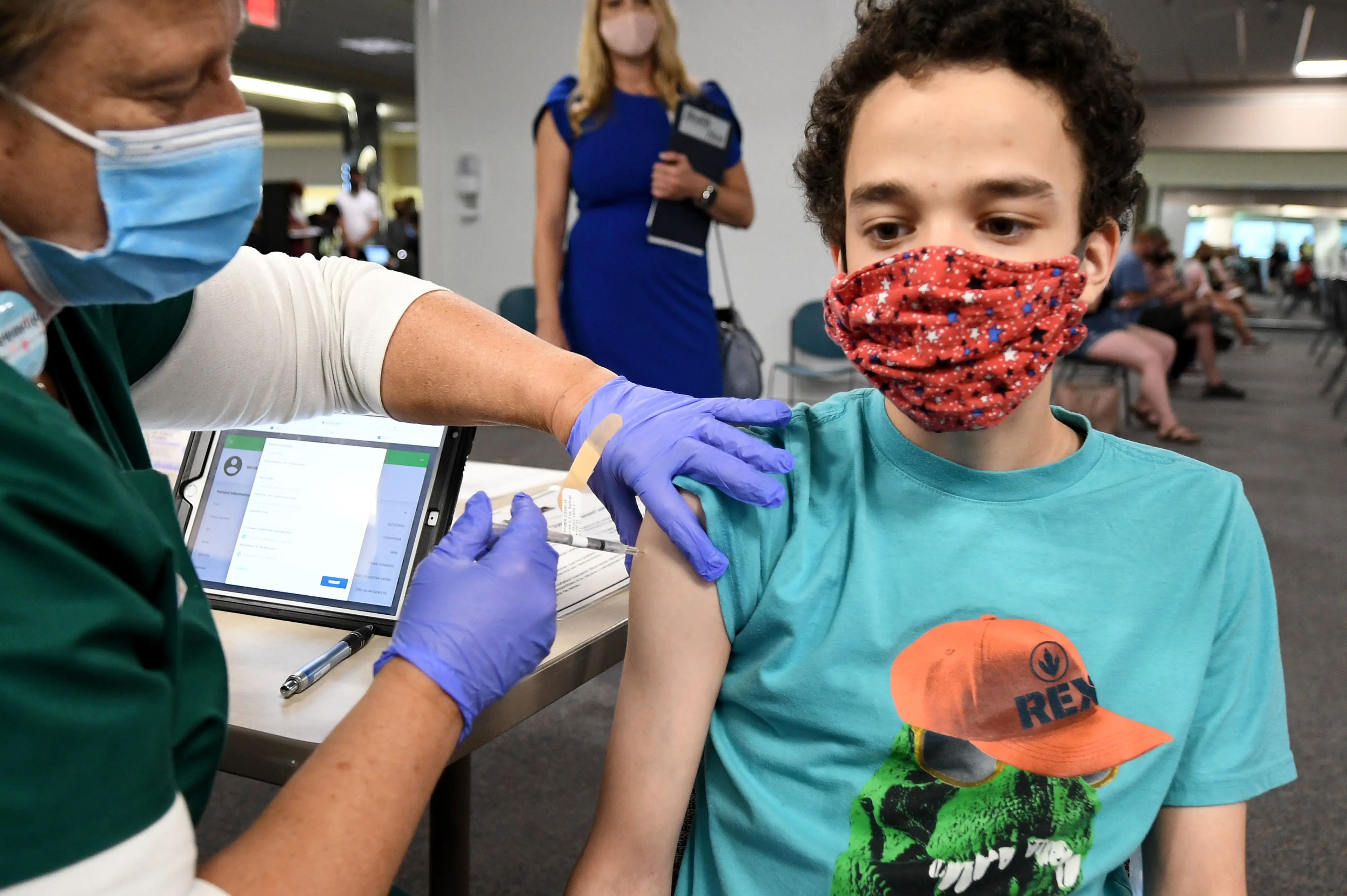 Un niño recibe una dosis de la vacuna contra el COVID-19.