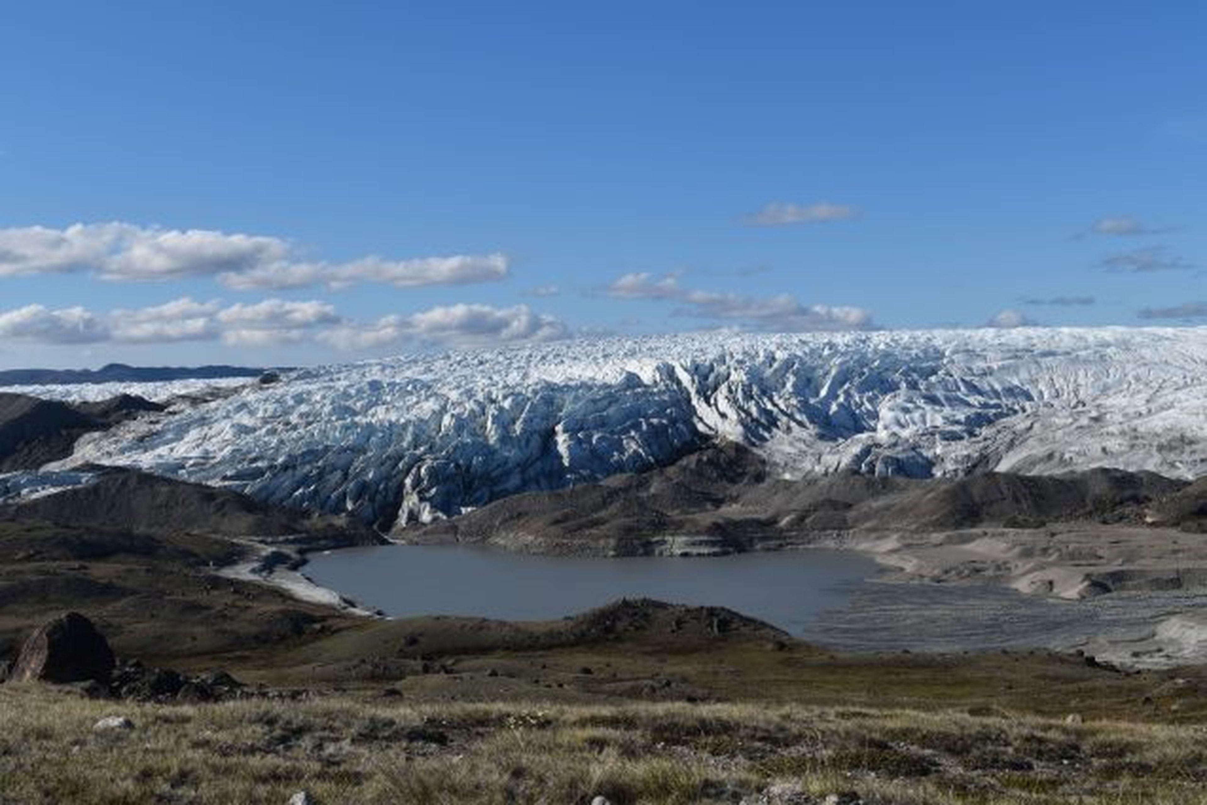 Lago cercano al casquete polar en Groenlandia que deja ver los sedimentos acumulados con el tiempo.