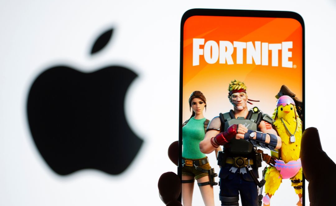 Un logo de Apple y un móvil con Fortnite