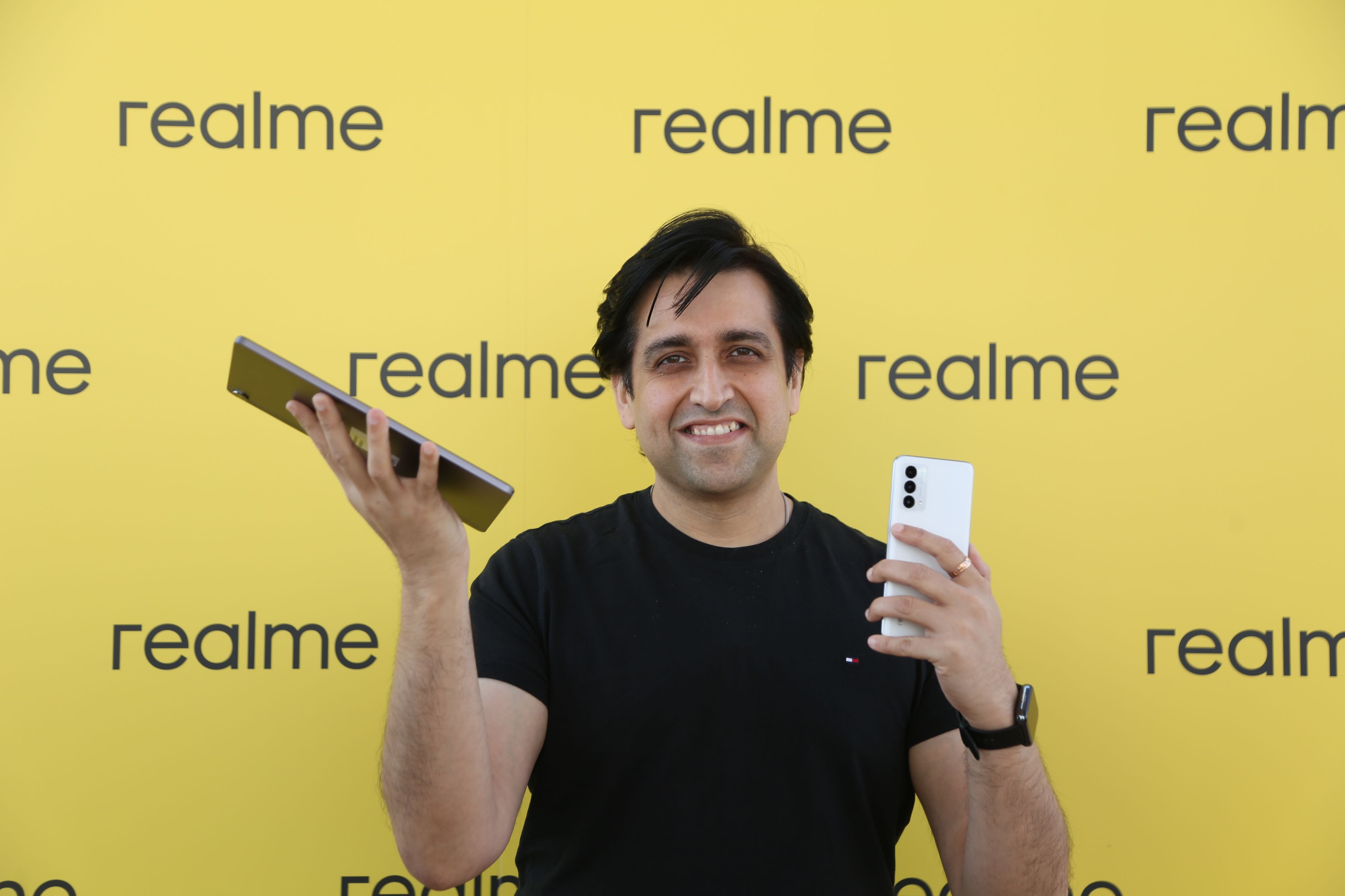 Madhav Sheth, el CEO de realme para Asia y Europa, con la realme Pad y un móvil de la compañía