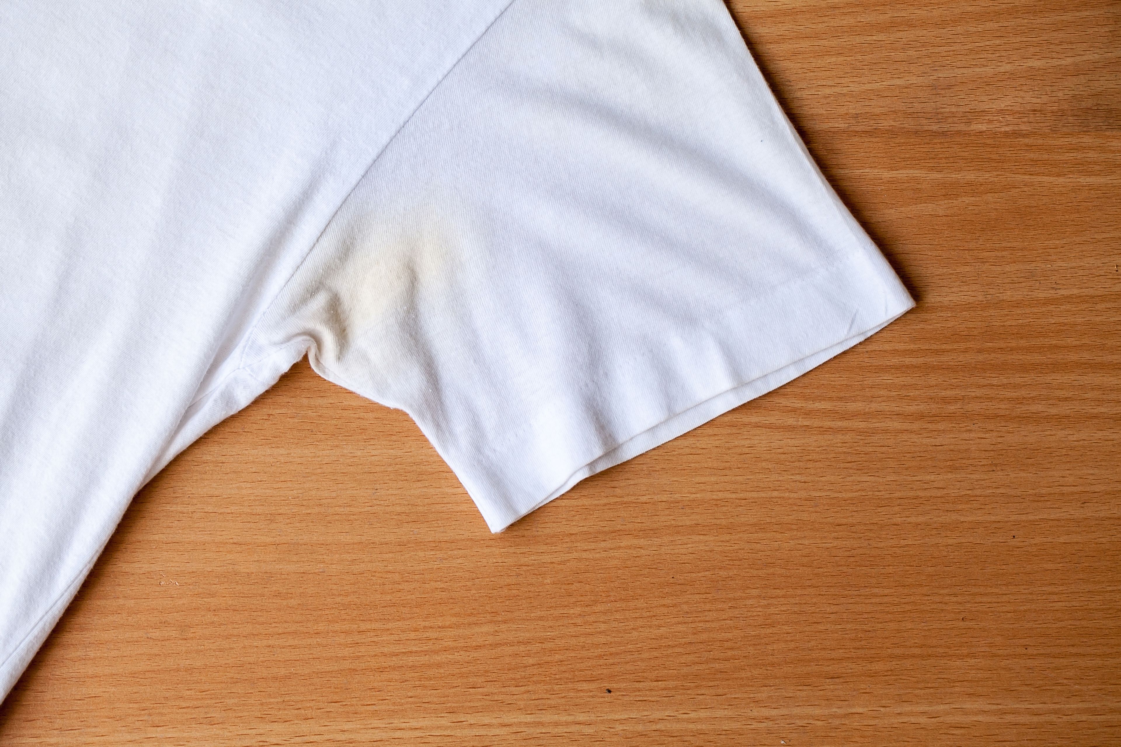 5 trucos para eliminar manchas amarillas y olor a sudor en ropa | Business Insider España