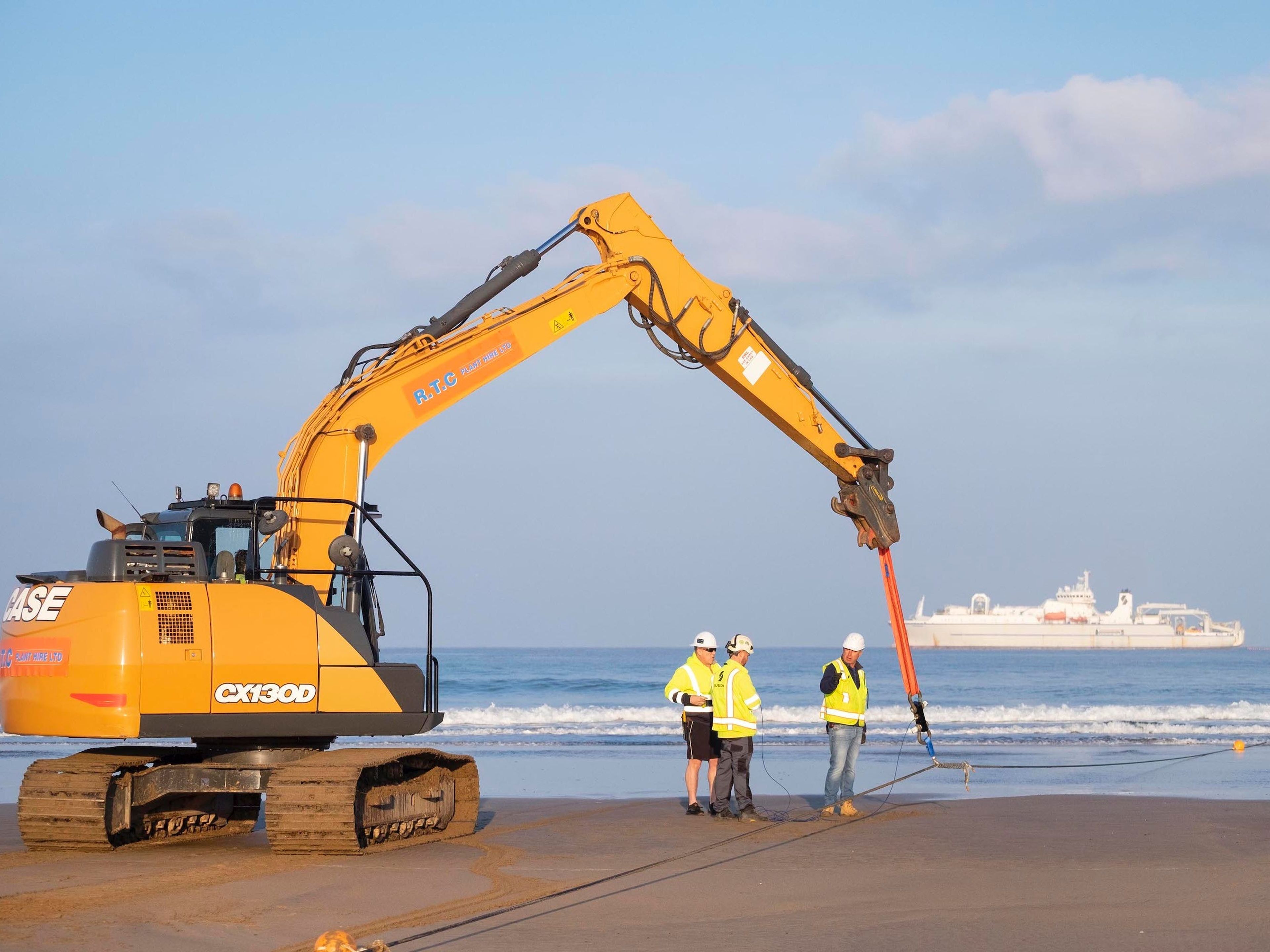 Una máquina ayuda a aterrizar el cable Grace Hopper de Google en la costa del Reino Unido. Google Cloud