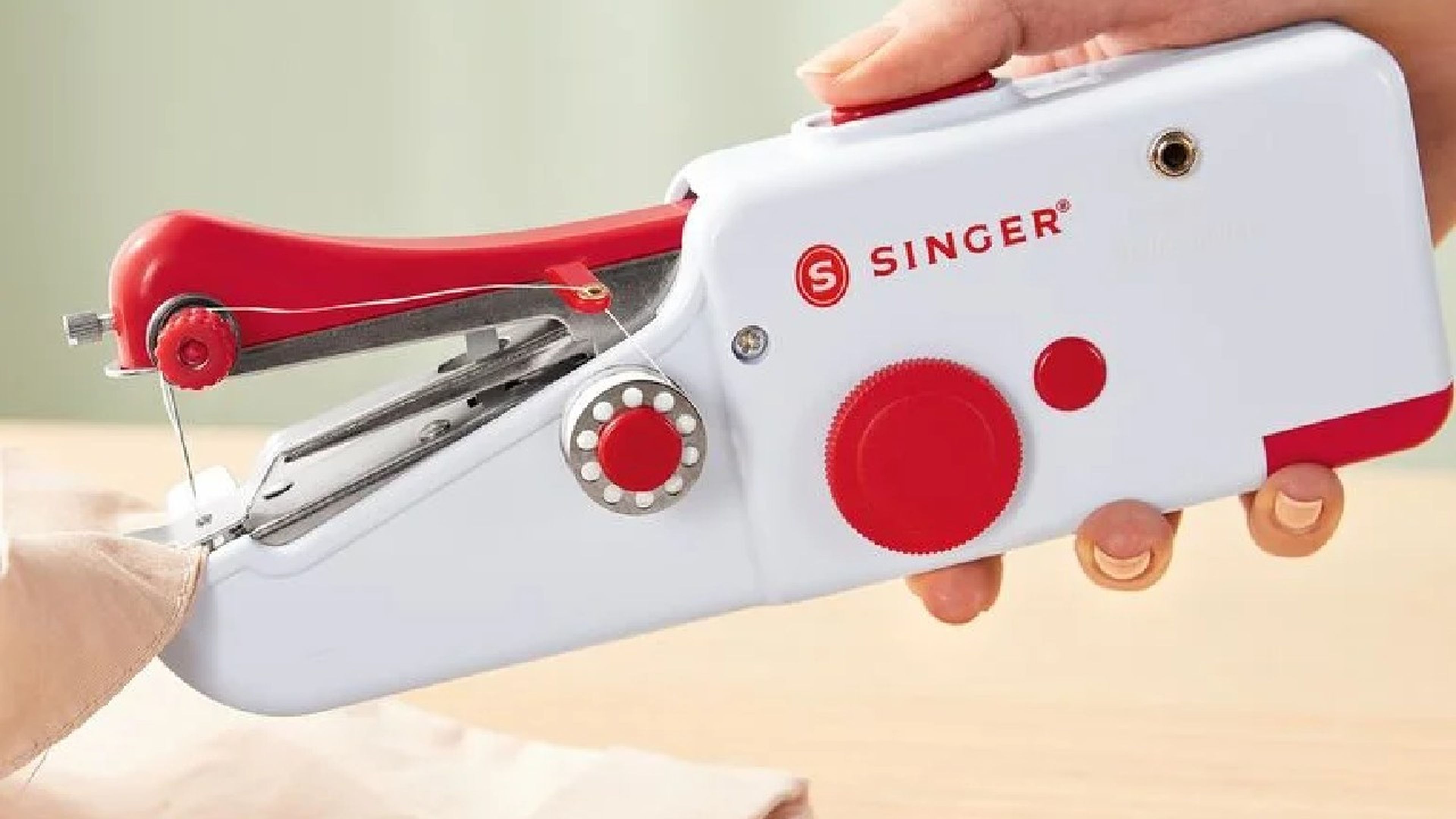 Con esta máquina de coser de mano no se te pasará ni un descosido