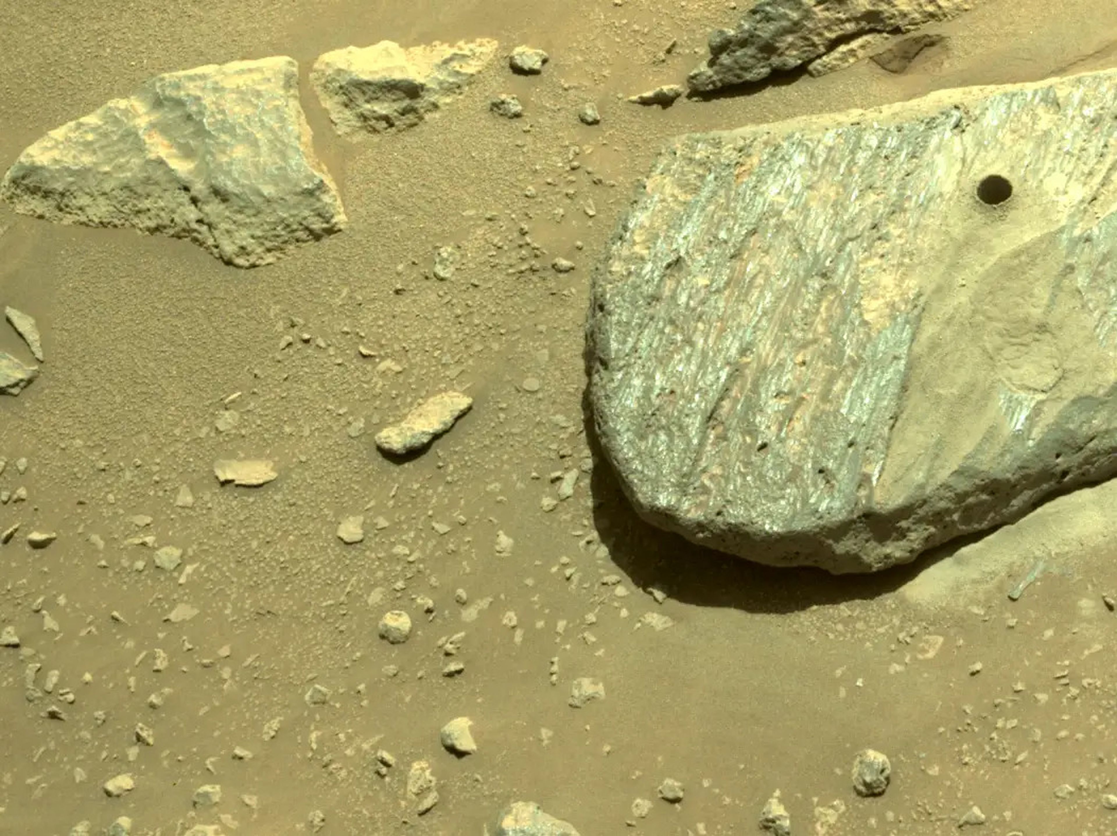 El rover Perseverance fotografió esta roca de Marte después de perforar un núcleo de muestra, el 1 de septiembre de 2021.