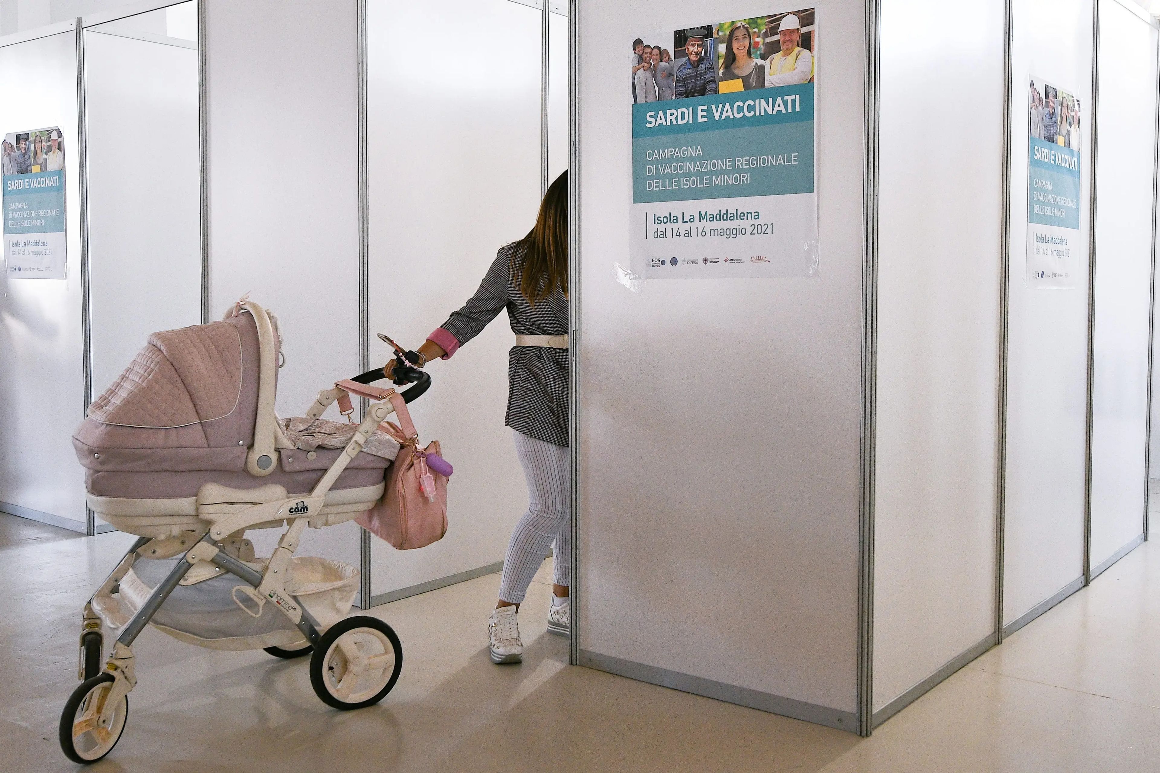 Una mujer con un carrito de bebé en su cita de vacunación.